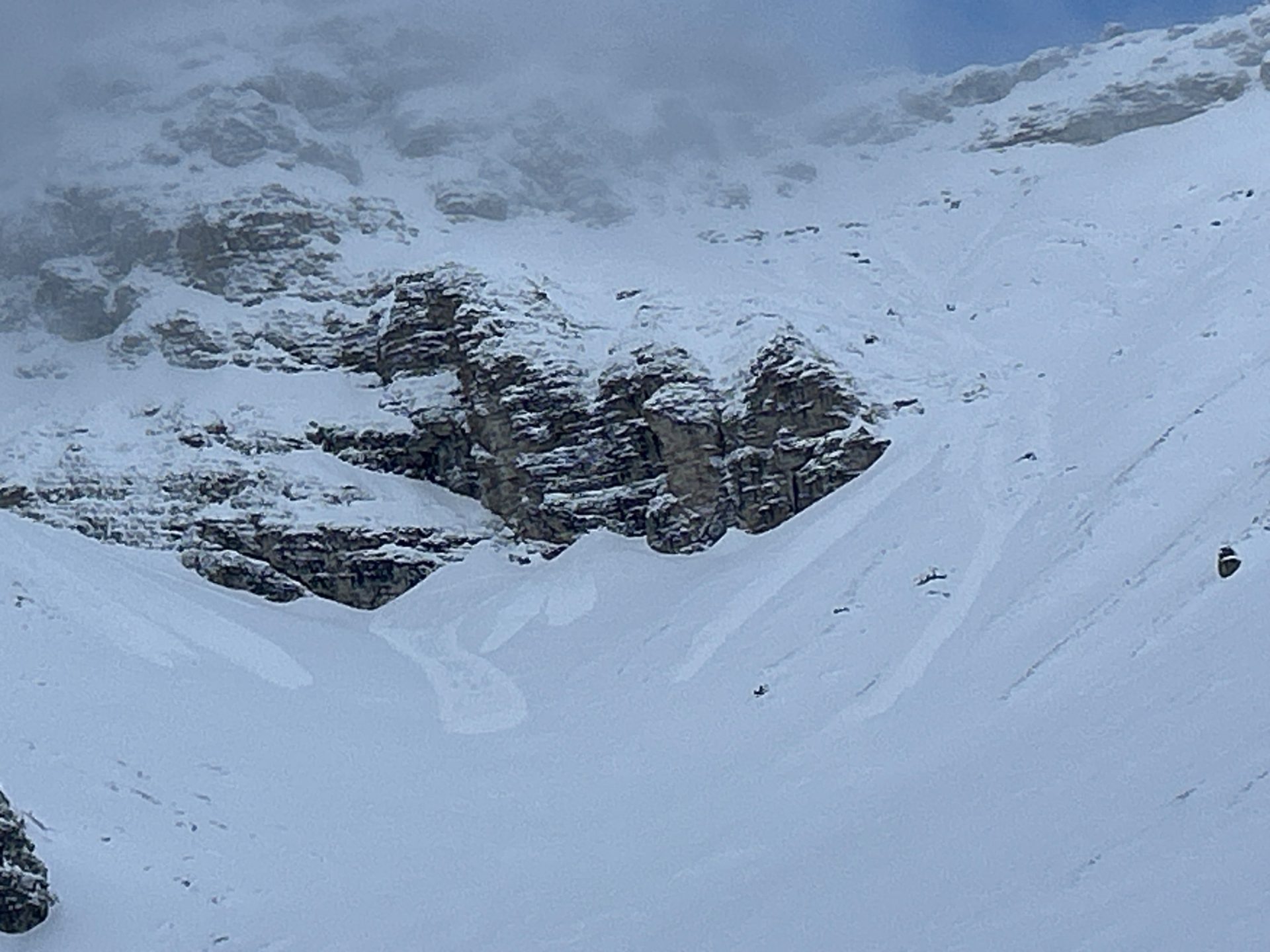 In den typischen Föhnschneisen bildeten sich um den 08.02. kleine, frische, durchaus störanfällige Triebschneepakete. Zentrale Stubaier Alpen (©Jef Verstraeten, 10.02.2025)
