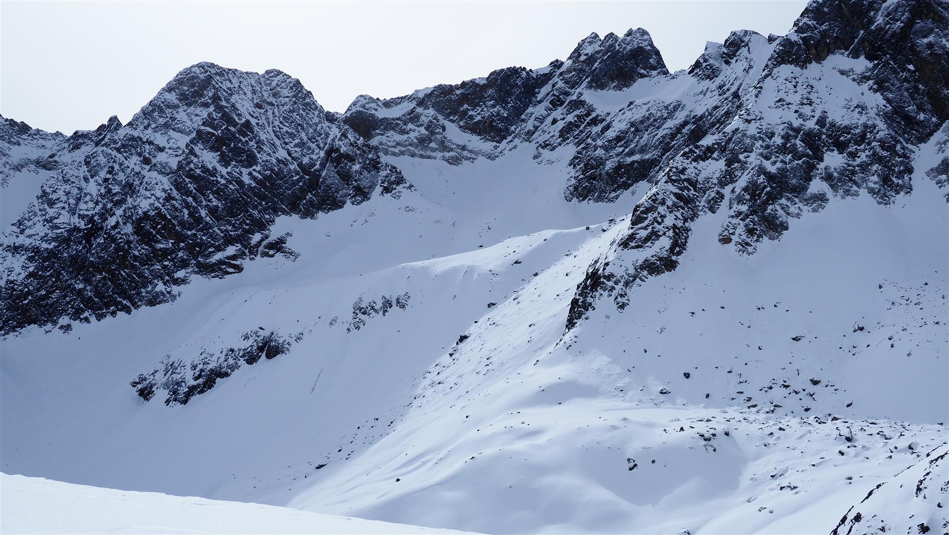 Eine, mit Steinen gespickte Schneedecke. Leicht auszumalen, dass knapp unter der (in windberuhigten Schattenhängen inzwischen recht weichen Schneeoberfläche) Steine lauern. (©LWD Tirol, 11.02.2025)