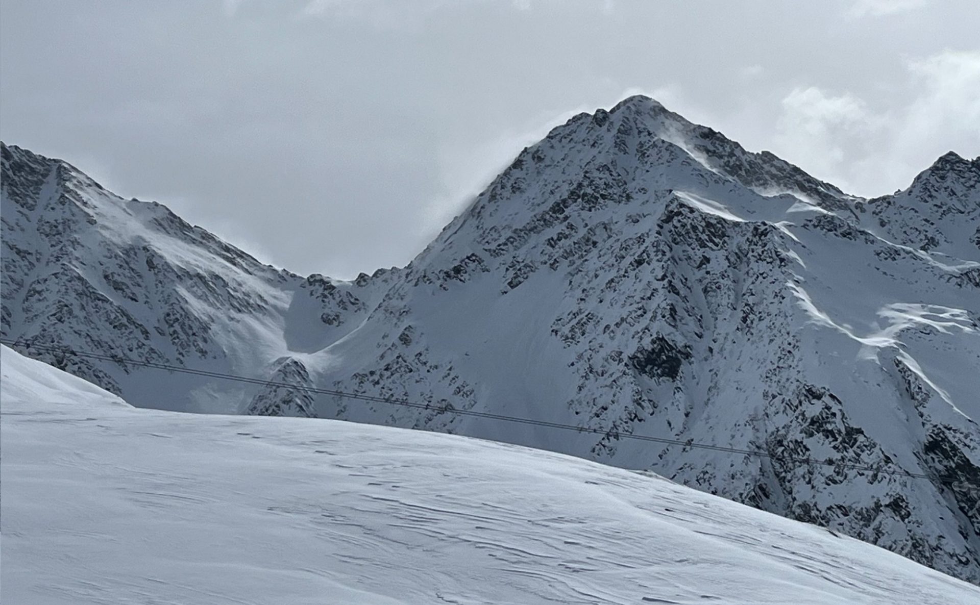 Während und nach dem Niederschlag blies der Wind v.a. in Osttirol teils stark und verfrachtete den lockeren Neuschnee. In den Deferegger Alpen wurden ebenso rund 30cm Neuschnee verzeichnet (©Anton Riepler, 14.01.2025).