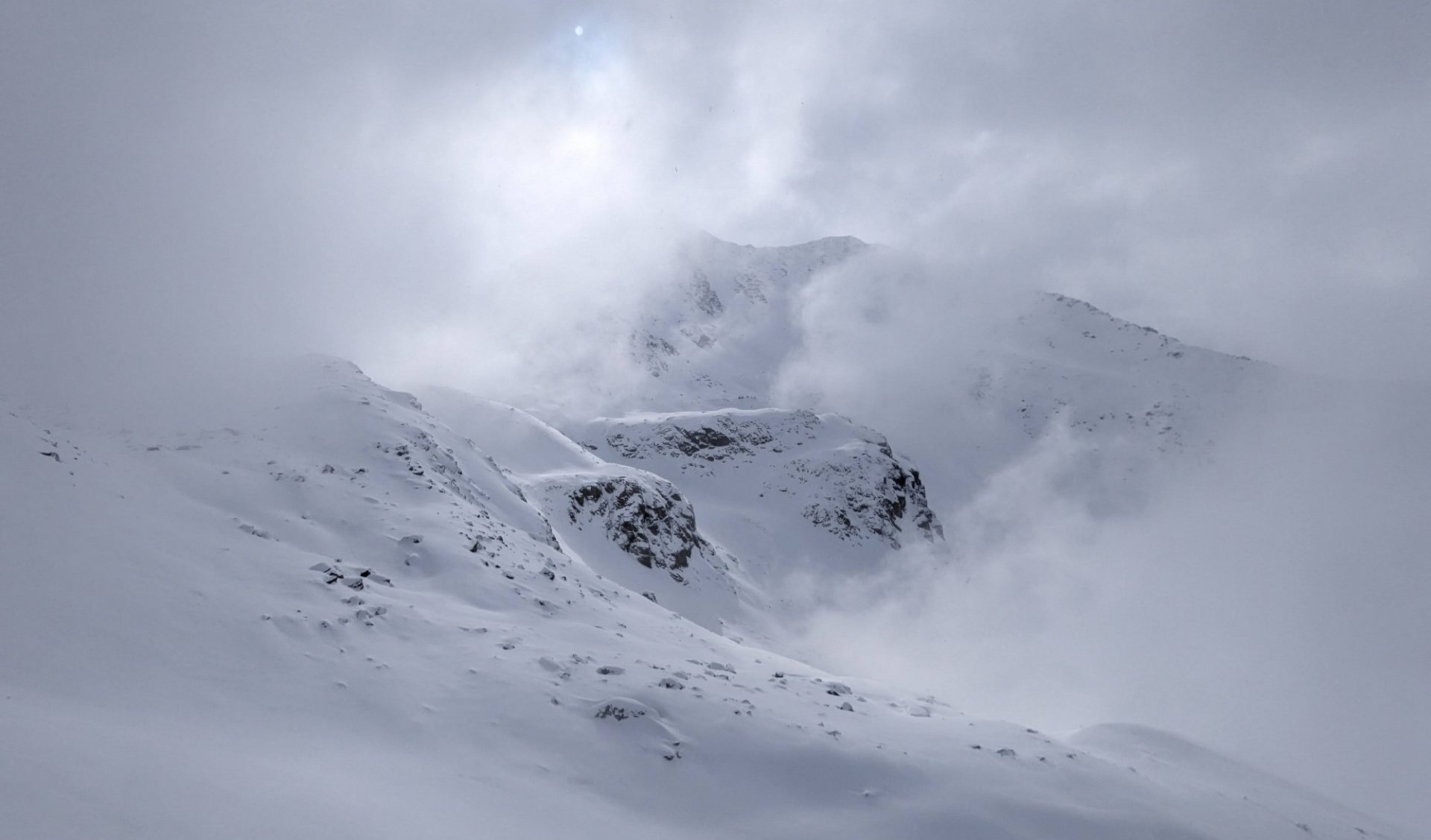 Der Neuschnee vom 12.-14.02. fiel nördlich des Alpenhauptkamms oft mit wenig Wind. Vom lockeren Schnee bedeckte Steine und Untergrund stellten in der Abfahrt eine nicht zu unterschätzende Gefahr dar (©LWD Tirol, 14.02.2025).