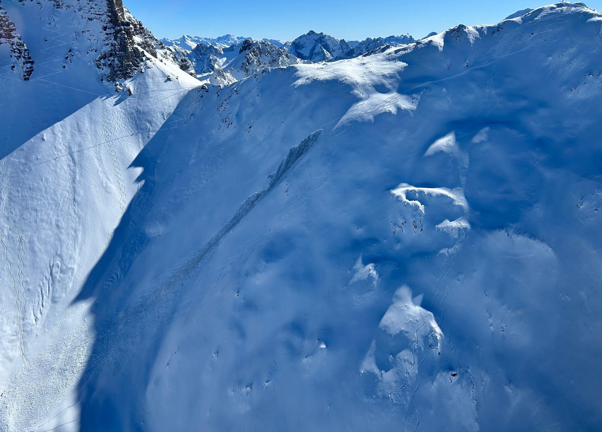 Am Samstag, 15.02. von Personen ausgelöste mittelgroße Schneebrettlawine an einem Nordhang auf 2500m unterhalb vom Gamskogel in den Kalkkögeln. Eine Person wurde mitgerissen, kam aber auf der Schneeoberfläche zu liegen und blieb unverletzt (©Alpinpolizei, 15.02.2025)...