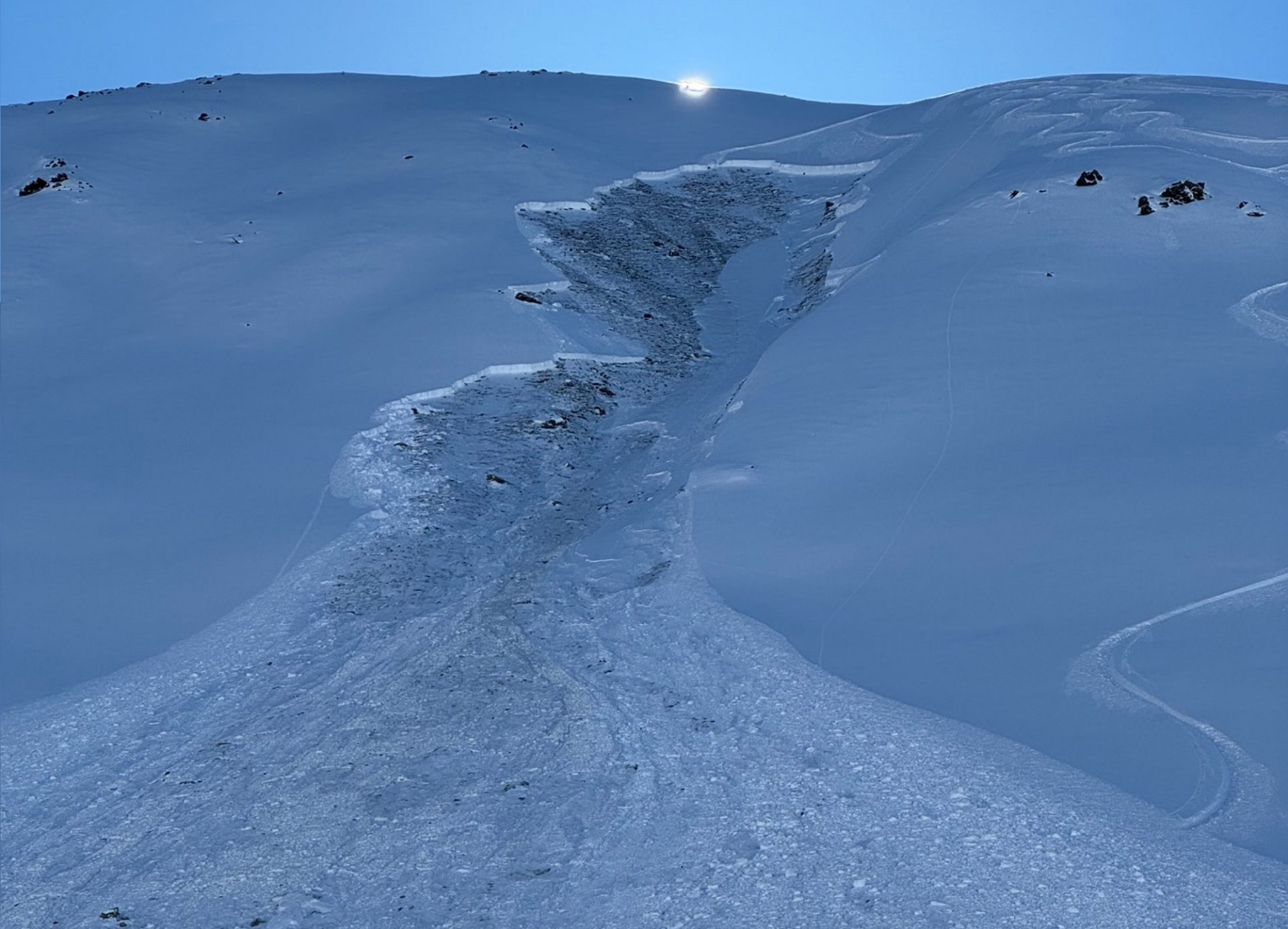 …Die Schneebrettlawine wurde im schwachen Altschneefundament ausgelöst (©Jonas Huser, 15.02.2025).