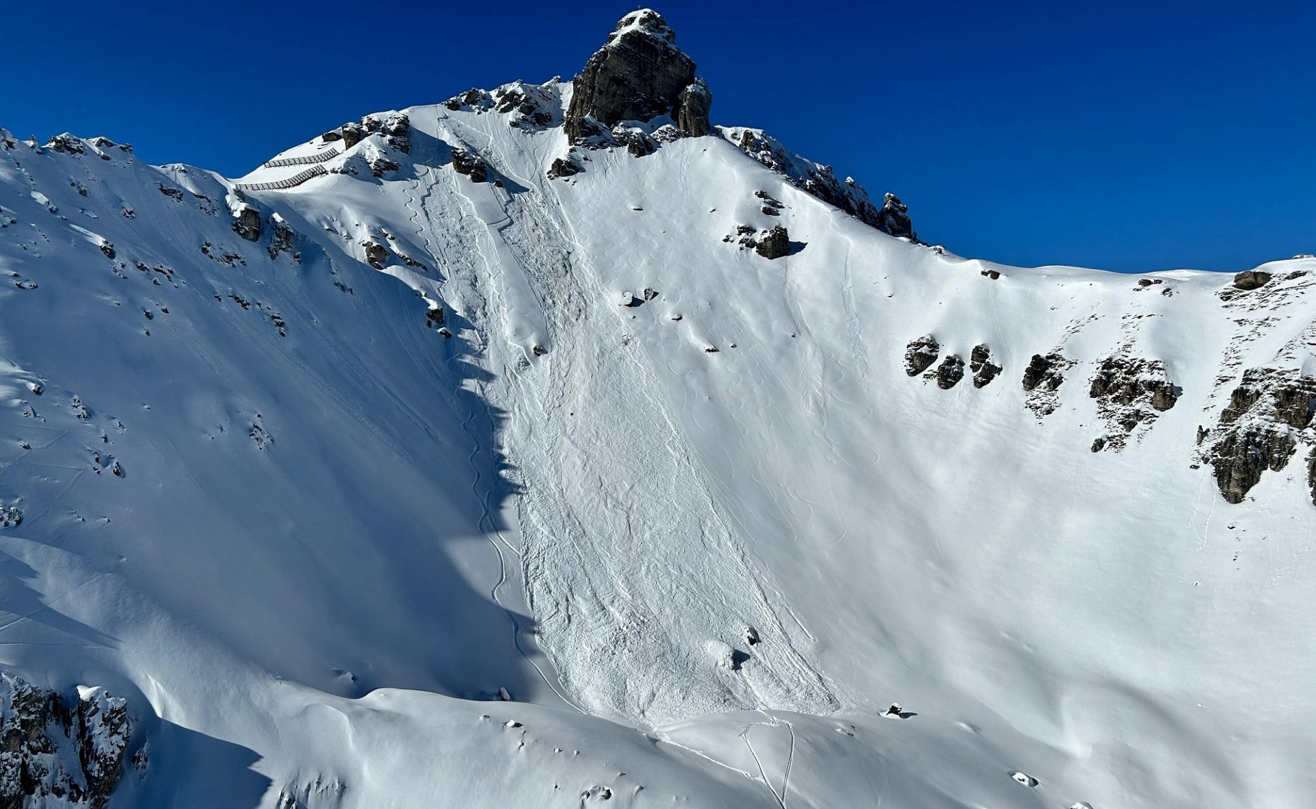 Ein weiterer Lawinenabgang aufgrund des bodennahen Altschneeproblems ereignete sich am selben Tag (15.02.) am wenig entfernten Hohen Burgstall an einem Osthang auf rund 2550m. Keiner der beteiligten Personen wurde von der Lawine erfasst (©Alpinpolizei, 15.02.2025).