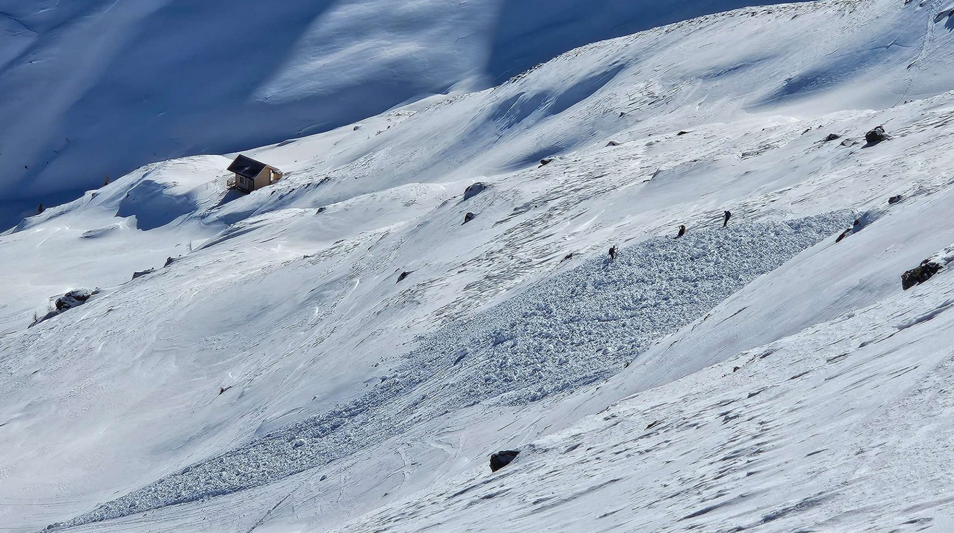 An der Reiterkarspitze in den Karnischen Alpen konnte der frische Triebschnee auf der schwachen Altschneedecke an einem Osthang auf rund 2400m von Personen als mittelgroße Schneebrettlawine ausgelöst werden. Bei dem Ereignis kam ebenfalls niemand zu Schaden (©Gerhard Figl, 15.02.2025).