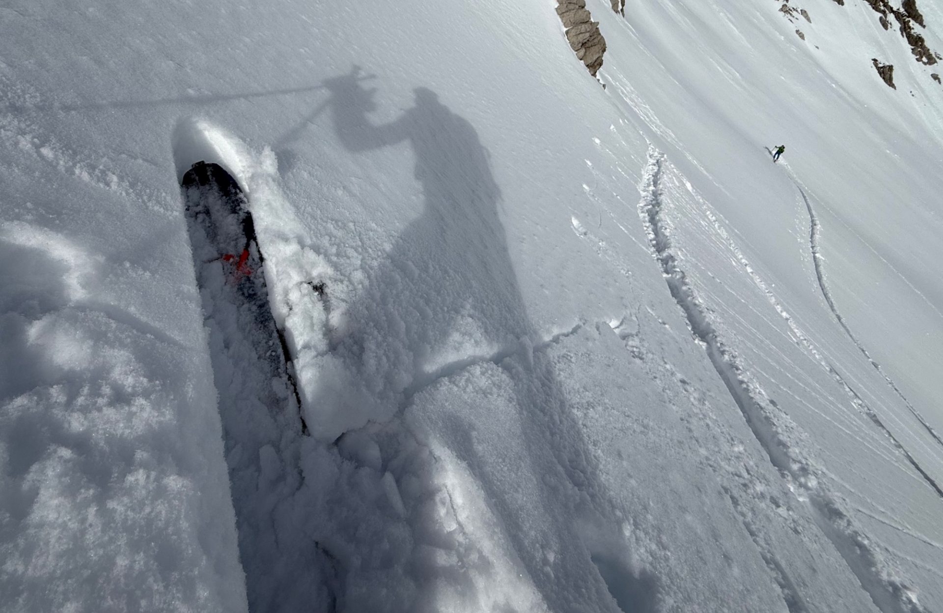 Vor allem in Kamm- und Passlagen, vereinzelt auch hinter windexponierteren Geländekanten waren meist kleine Triebschneeansammlungen kurzfristig störanfällig. Als Schwachschicht diente lockerer Neuschnee (©Marvin Kärle, 16.02.2025).