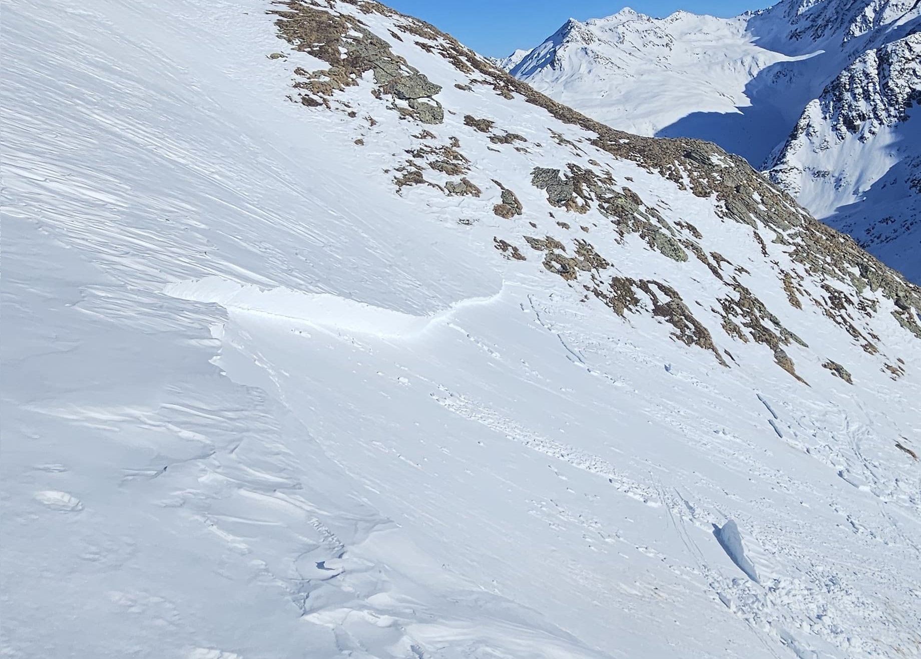 In Kammlagen sind kleine Triebschneepakete vereinzelt noch störanfällig (©Daniel Kleinlercher, 20.02.2025).