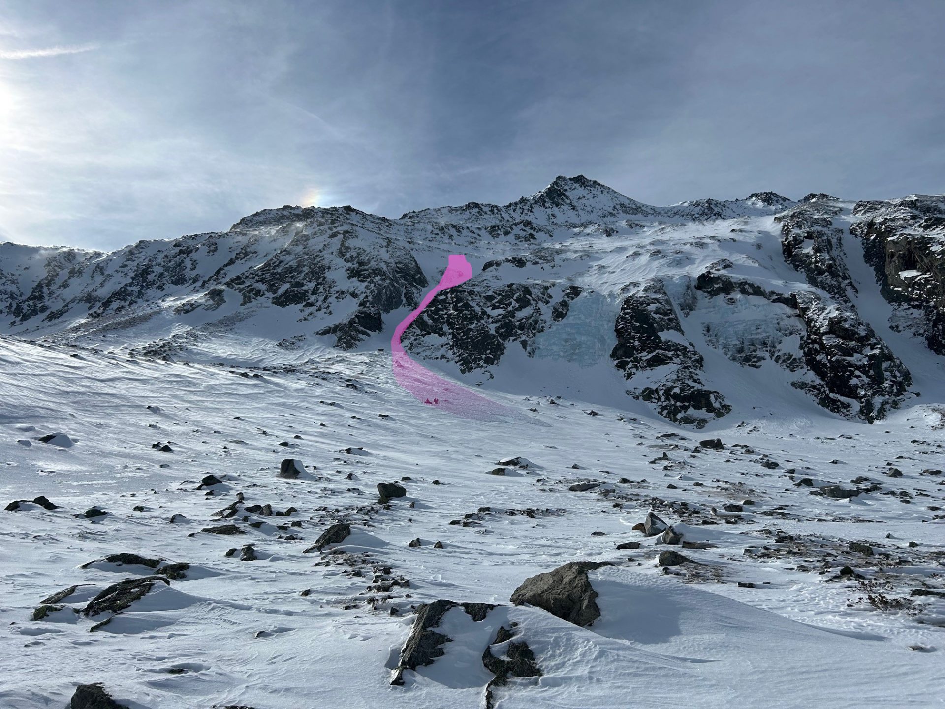Eine 3-er Gruppe befand sich im Aufstieg Richtung Löffelspitze in den Nördlichen Zillertaler Alpen (Skier wurden aufgrund der Steilheit abgeschnallt). Dabei löste sich dieses Schneebrett. 1 Person wurde mitgerissen und verletzt und musste in das Krankenhaus geflogen werden. (© Alpinpolizei, 22.02.2025)