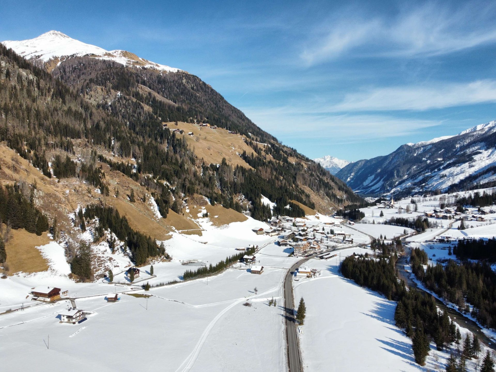 Sonnenhänge sind in tiefen und mittleren Lagen häufig aper. Defereggental (© Daniel Kleinlercher, 23.02.2025)