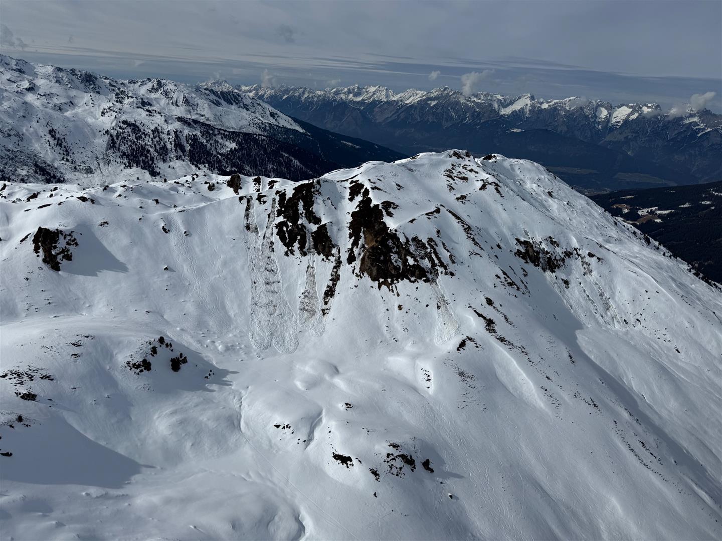 Kleine Gleitschnee- und Lockerschneelawinen in den Östlichen Tuxer Alpen (© Stefan Pichlsberger)