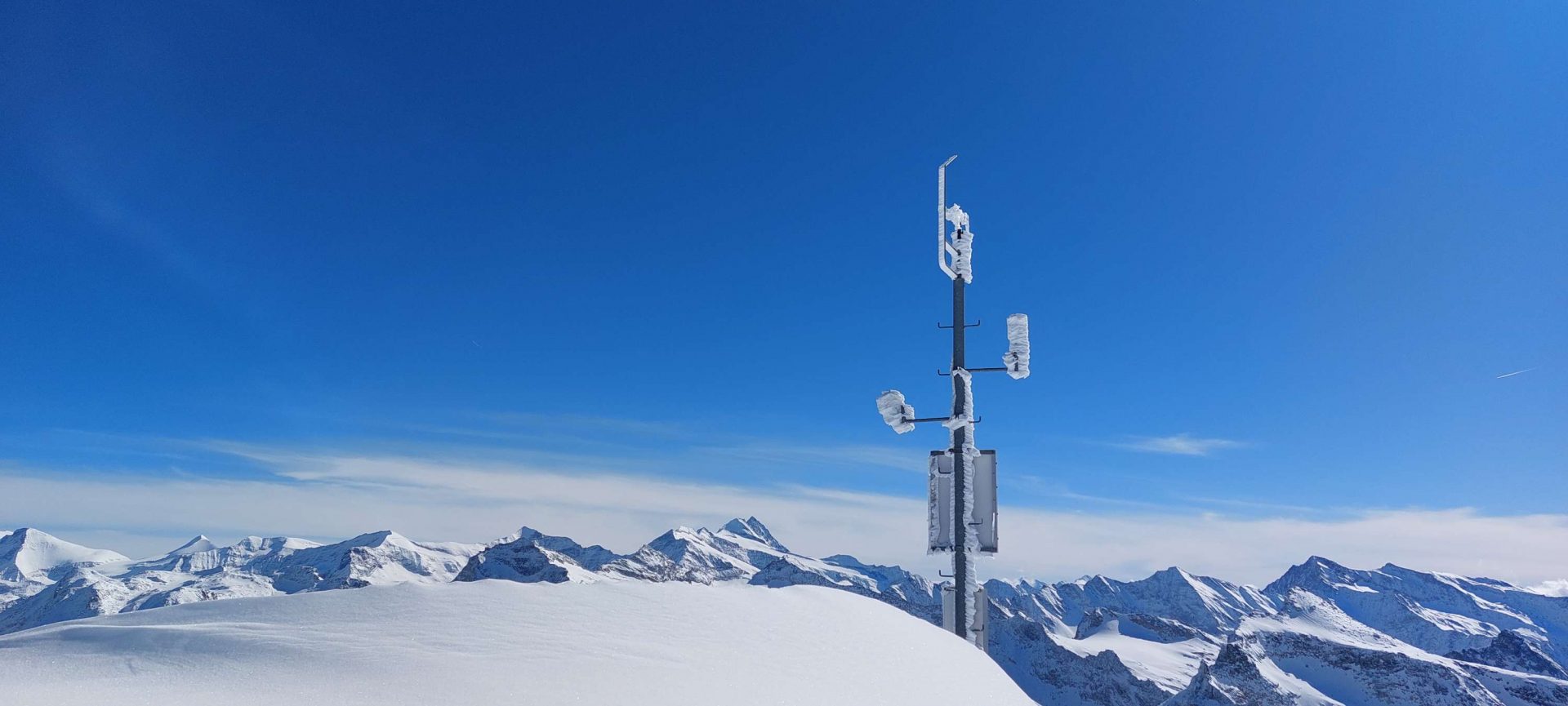 An der Windstation des Hochgassers in der Venedigergruppe hat sich kürzlich Anraum gebildet. (© Peter Fuetsch, 27.02.2025)