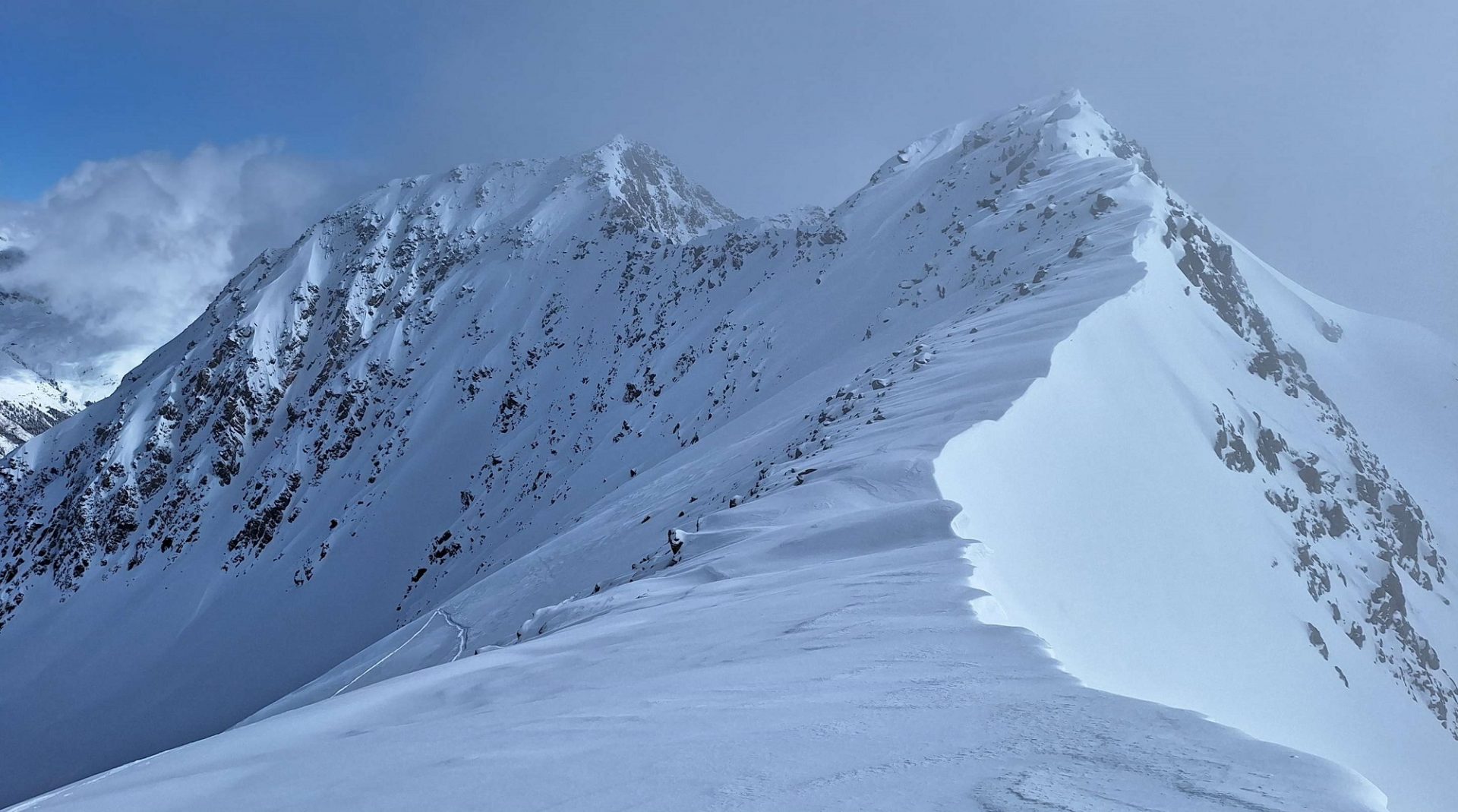 Der Neuschnee Mitte letzter Woche fiel verbreitet mit nur wenig Wind. Im Bild kammnahe Windzeichen am Kärlskopf in den Deferegger Alpen (©Alois Mariacher, 28.02.2025).