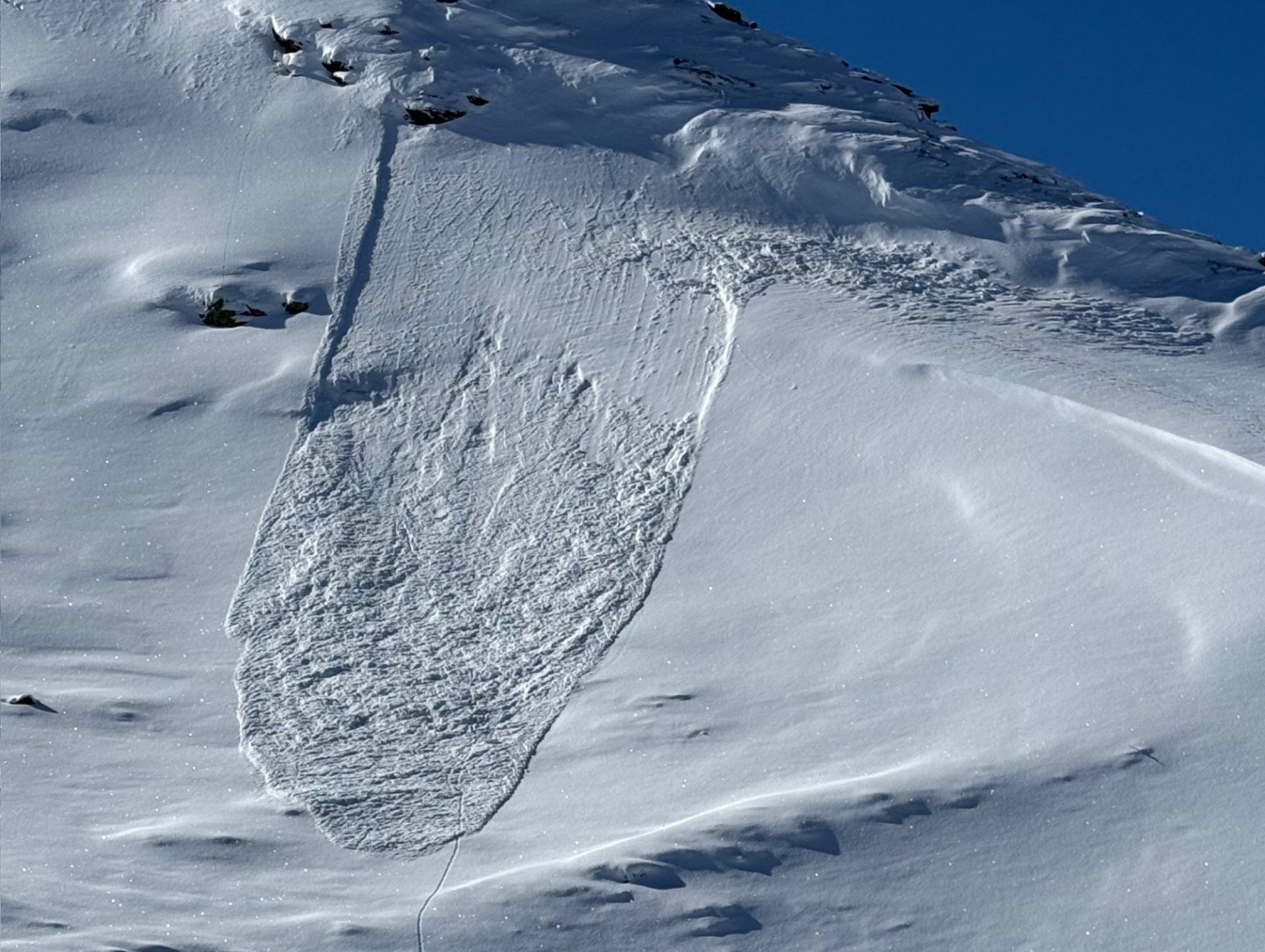 Gefahrenstellen für trockene Schneebrettlawinen waren in den darauffolgenden Tagen nur vereinzelt, in Form von kammnahen, meist kleinen Triebschneepaketen anzutreffen (© Stefan Ortner, 28.02.2025).