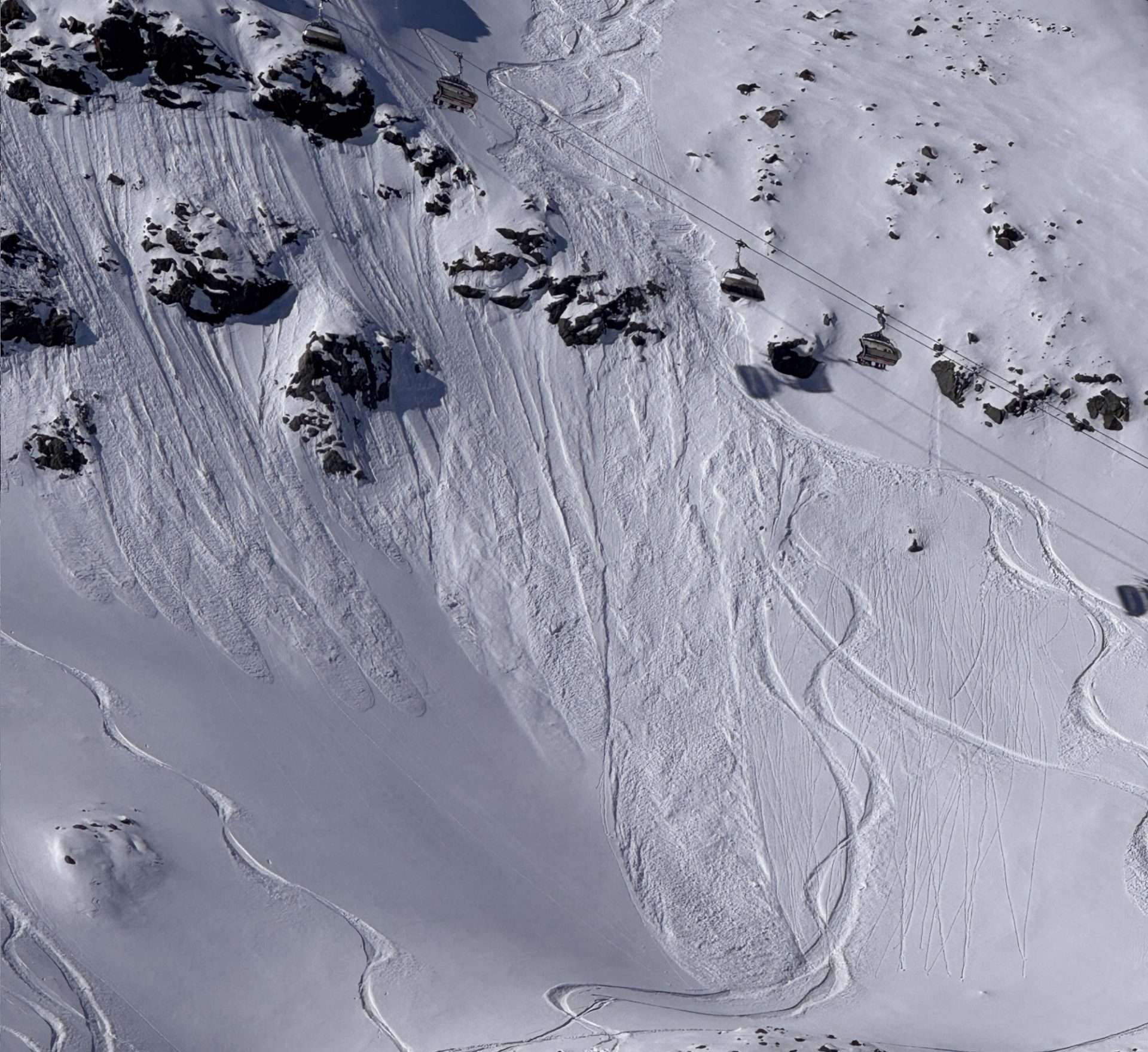 Zudem konnte der lockere, ungebundene Neuschnee im extremen Steilgelände auf teils harter Unterlage als trockene Lockerschneelawine (oder Sluff) ausgelöst werden. Stubaier Gletscher (©Günter Chwojan, 28.02.2025).