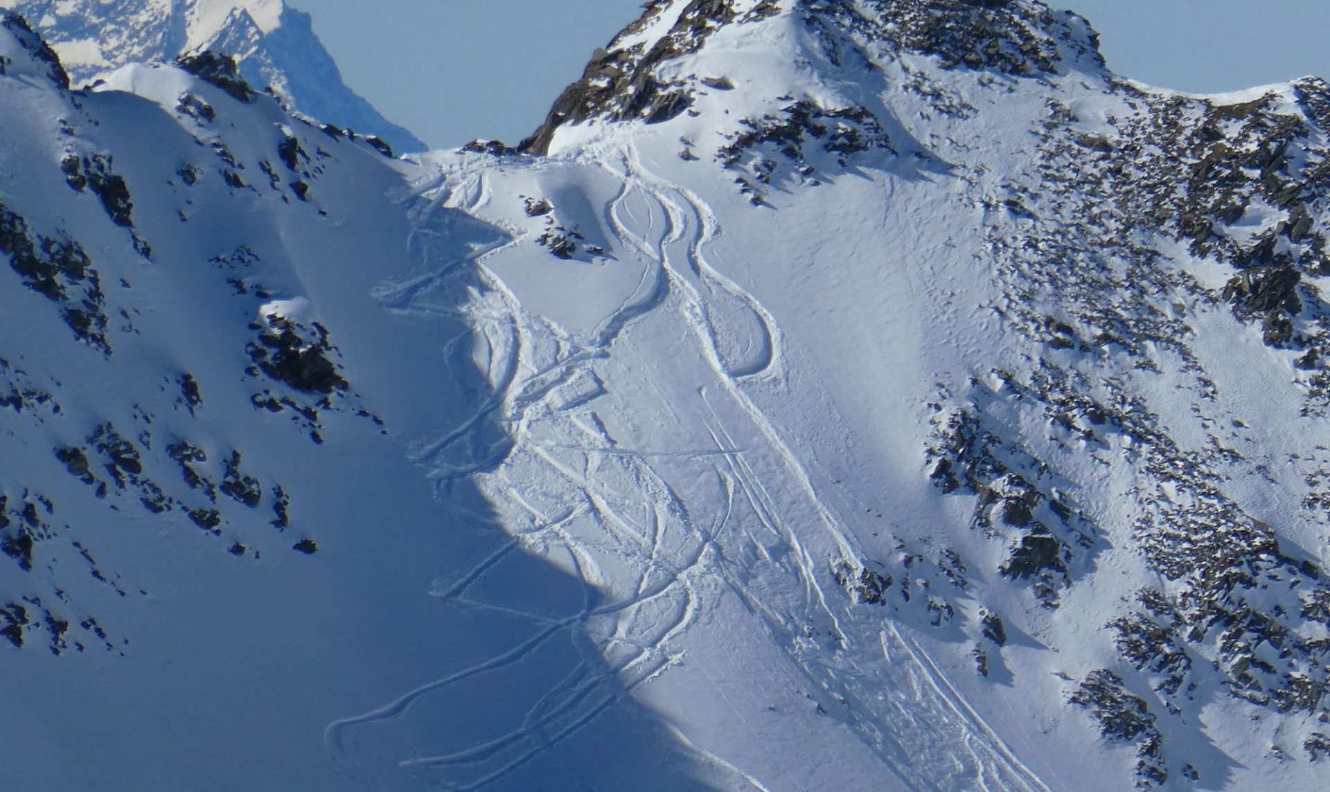 Frische Triebschneeansammlungen können v.a. im sehr steilen Gelände vereinzelt als meist kleine Lawine ausgelöst werden. Im Bild ein kleines Schneebrett, welches vergangenes Wochenende an der Kraspesspitze in den Stubaier Alpen durch eine Person ausgelöst wurde (©Barbara Fink, 02.03.2025).