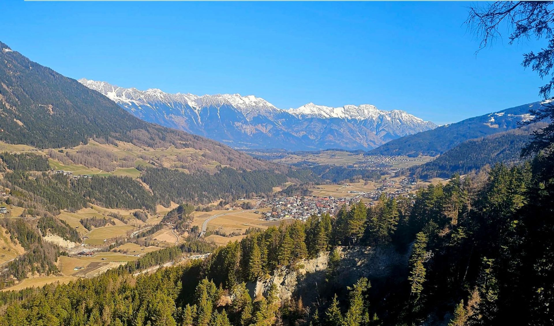 In Tallagen sowie an Sonnenhängen liegt nur noch sehr wenig Schnee (©Rudi Mair, 03.03.2025).