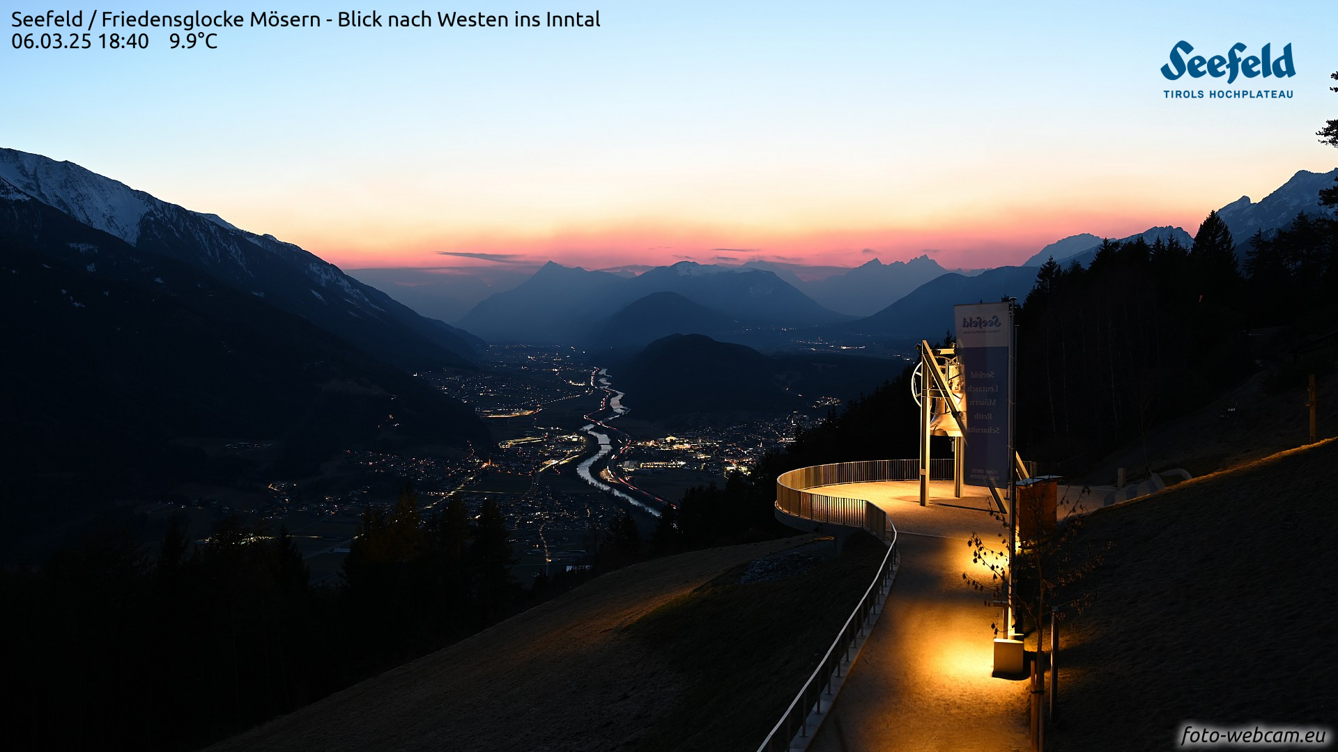 Die Waldbrandgefahr war bis zu Beginn der Niederschläge gebietsweise sehr hoch. Hier erkennt man im Hintergrund die von einem Brand im Vinschgau Richtung Norden transportierten Rauchschwaden anhand der dünkleren Färbung. (© fotowebcam.eu, 06.03.2025)