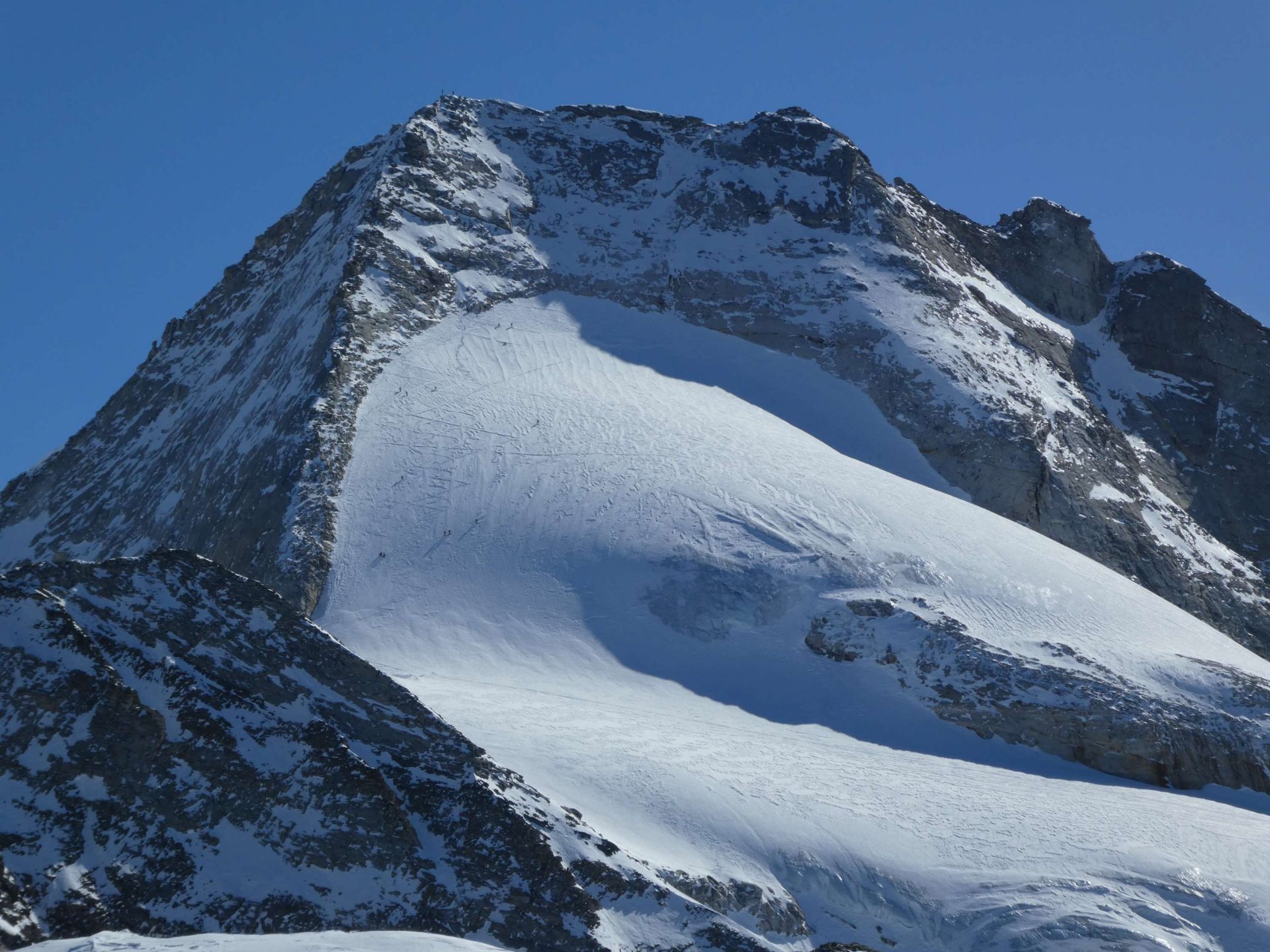 Geringe Überdeckung von Gletscherspalten, wie hier am Olperer in den Nördlichen Zillertaler Alpen. (© Barbara Fink, 08.03.2025)