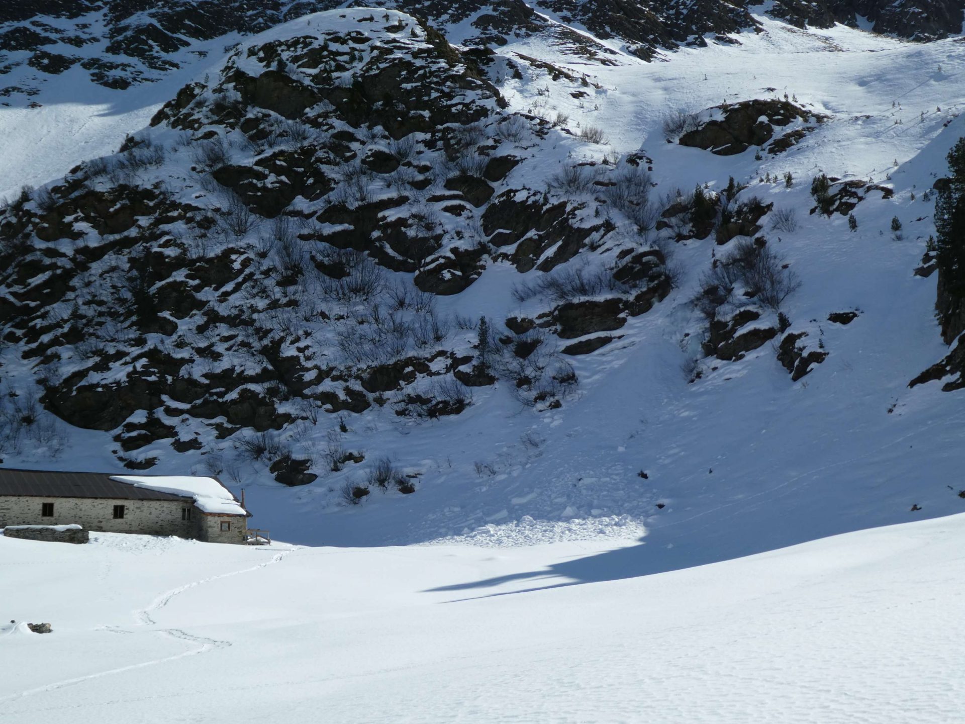 Kleines Schneebrett rechts neben der Hütte infolge kürzlicher Windverfrachtung in den Sellrainer Bergen (© Barbara Fink, 09.03.2025)