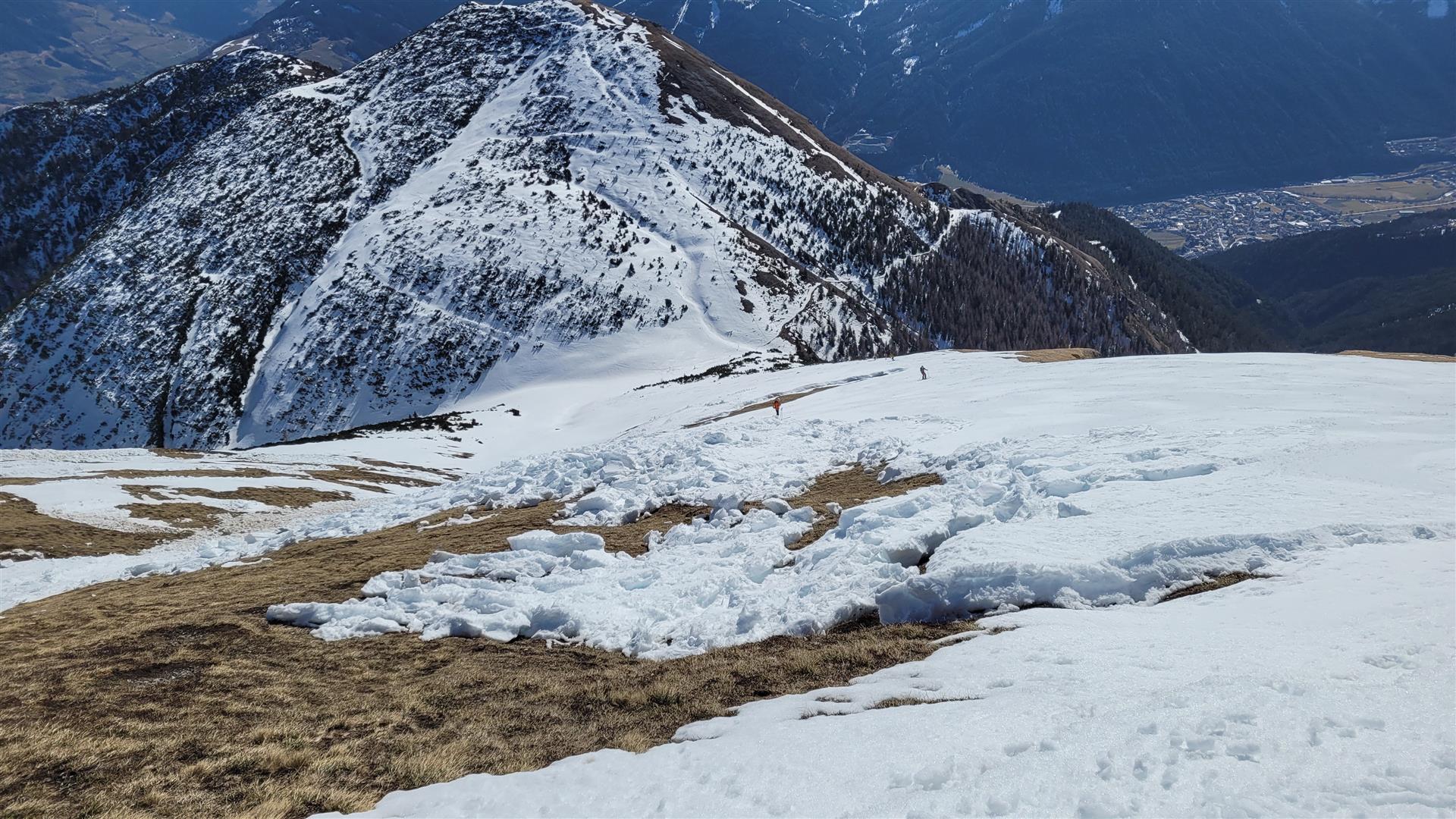 Erhöhte Gleitschneeaktivität durch neuerlichen Wassereintrag. Saile (© Karin Suttner, 09.03.2025)
