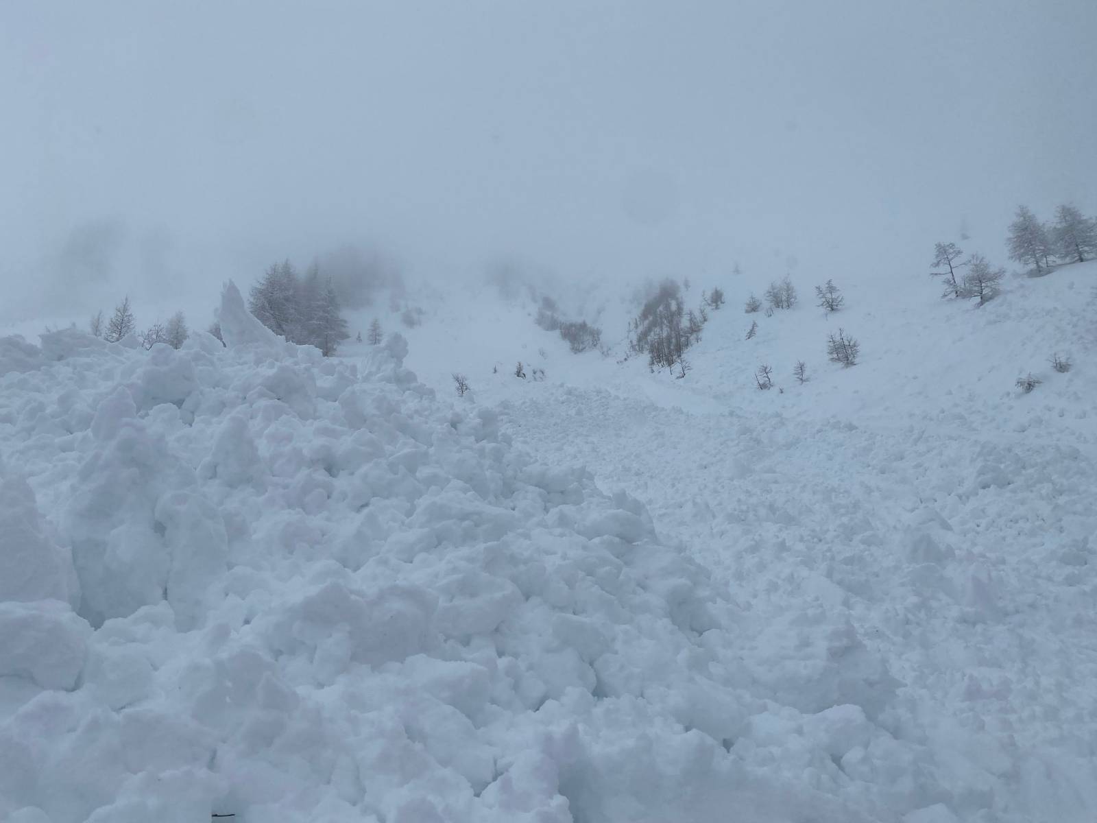 In den Nördlichen Zillertaler Alpen unmittelbar am Alpenhauptkamm im Bereich des Kleinen Löfflers wurde dieses Foto einer Lawinenablagerung aufgenommen. Das Einzugsgebiet liegt im Schatten. Es handelt sich wohl um eine spontane Lawine, die in der Sturzbahn einiges an nassen Schnee aufgenommen hat. (© N.N., 13.03.2025)