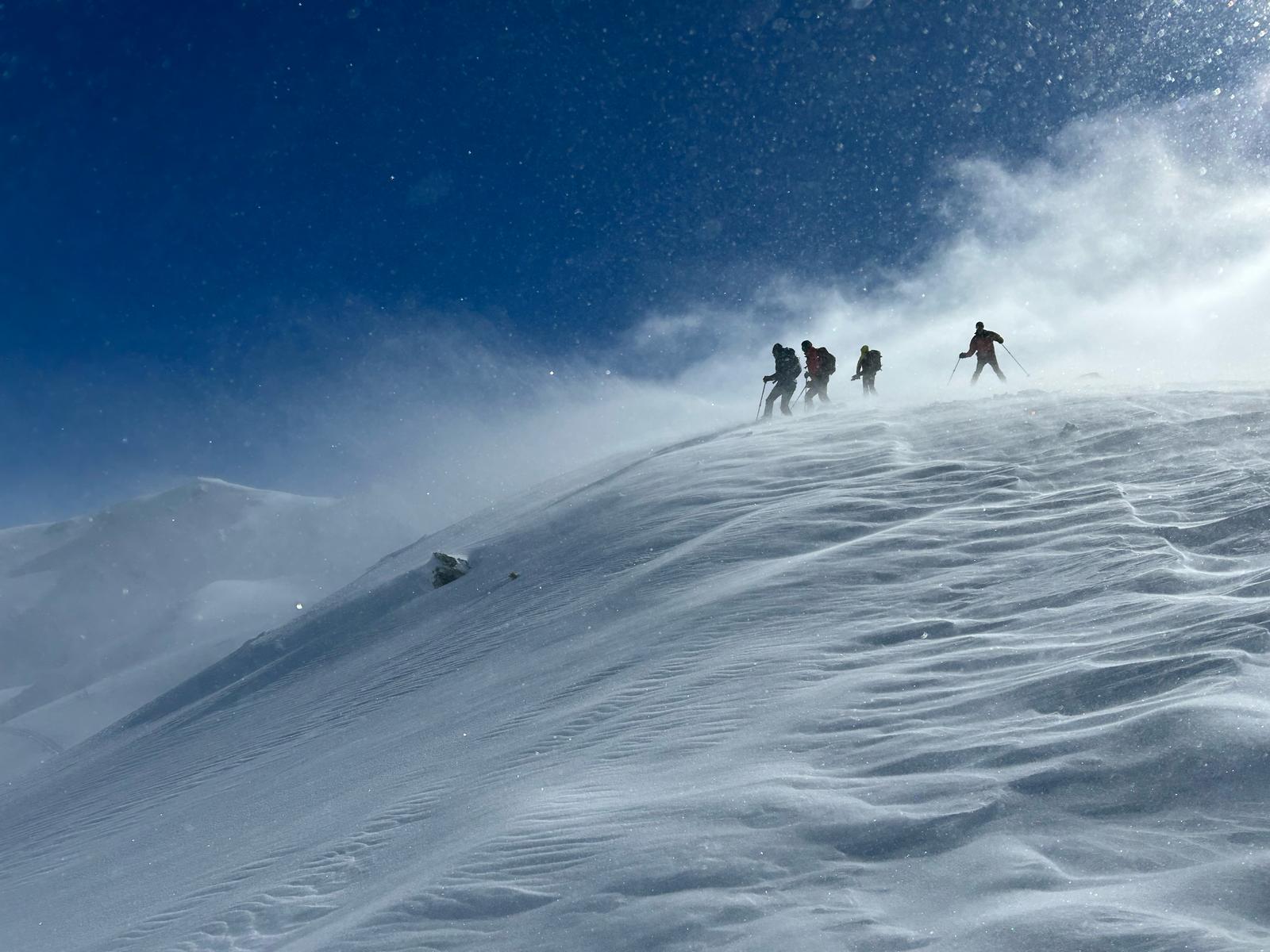 Umfangreiche Verfrachtungen im Bereich der Öfenspitze am Karnischen Kamm. Im Nahbereich dieses Fotos lösten WintersportlerInnen auf etwa 2300m im Aufstieg eine Schneebrettlawine aus. Niemand kam zu Schaden (© Alpinpolizei, 13.03.2025)