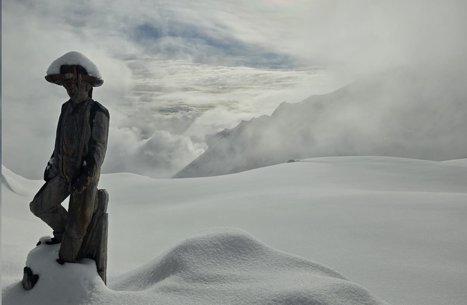 Der Schneefall wurde meist nur von wenig Wind begleitet. Im Bild lockerer Pulverschnee auf der Terrasse der Stüdlhütte am Großglockner (©Matteo Bachmann, 14.03.2025).