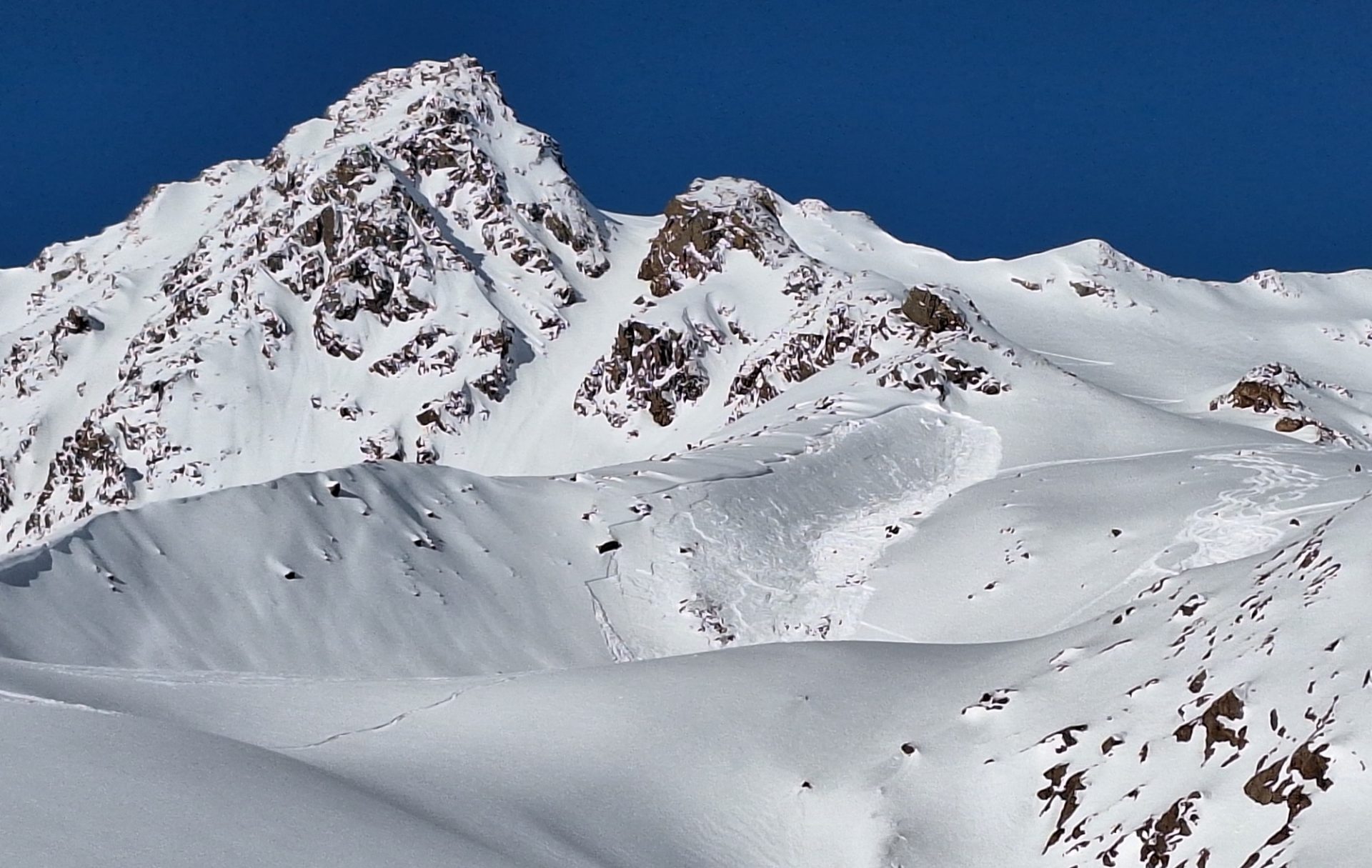 Am Sonntag, 16.03. wurde diese mittelgroße Schneebrettlawine am Hauslabkogel in der Gurgler Gruppe personenausgelöst. Eine Person wurde im Staubereich der Lawine rund 1,5m ganzverschüttet… (©Alois Mariacher, 18.03.2025)