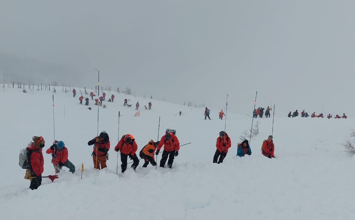 Am Sonntagnachmittag, 16.03. kam es im Skigebiet Kals am Großglockner zu einer spontanen Schneebrettlawine, welche die Piste erreichte und zu einer großangelegten Suchaktion führte. Es kam niemand zu Schaden (©Peter Fuetsch, 16.03.2025).