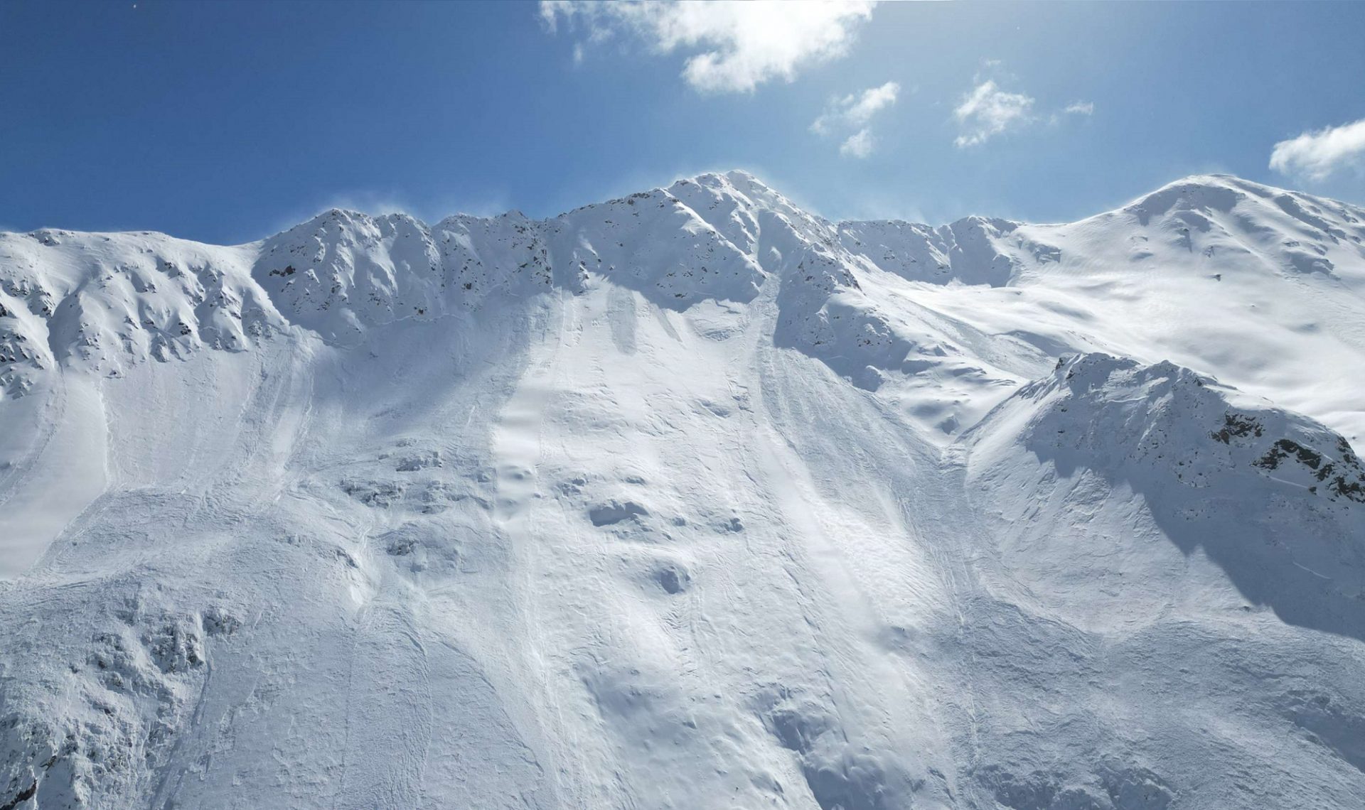 Auch diese Bilder stammen vom hinteren Defereggental. Am Kamm erkennt man Schneefahnen aufgrund des Nordföhns, welcher am 17.03. in Osttirol wehte (©Mark Kleinlercher, 17.03.2025).