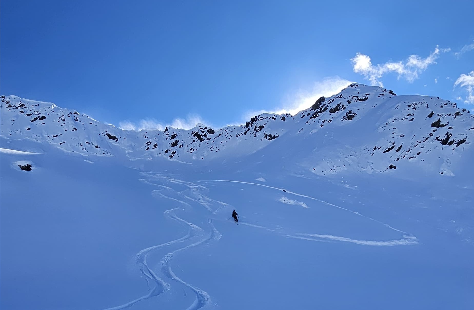 Einzelne Personen können stellenweise noch Schneebrettlawinen im Altschnee auslösen. Mit überlegter Geländewahl können die Konsequenzen eines Abgangs und folglich auch das Risiko deutlich reduziert werden. Im Bild die Auslösung einer kleinen Schneebrettlawine am vergangenen Montag in den östl. Deferegger Alpen (©Daniel Kleinlercher, 17.03.2025).