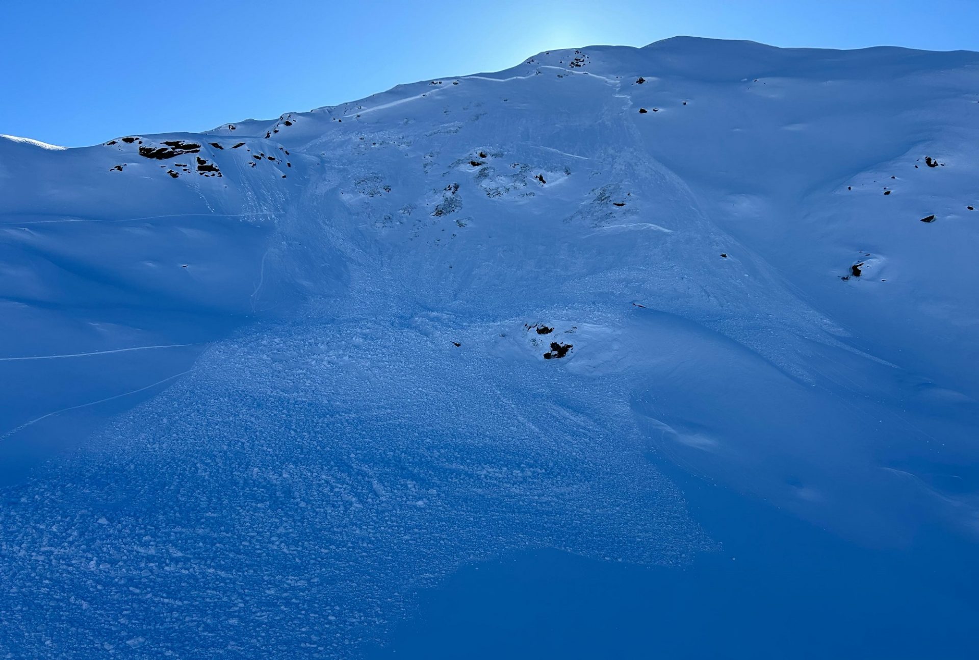 Am Mittwoch, 19.03. ereignete sich am Tscharrknollen in den Karnischen Alpen an einem Nordosthang auf 2400m ein Lawinenereignis mit 3 beteiligten Personen. Diese stiegen mit Entlastungsabständen den 35-40 Grad steilen Hang auf und lösten im obersten Bereich eine mittelgroße Schneebrettlawine aus, welche alle drei Personen mitriss. Eine Person konnte den Lawinenairbag aktivieren und blieb an der Schneeoberfläche. Die beiden weiteren Personen wurden teilverschüttet. Alle Personen blieben unverletzt (©Alpinpolizei, 19.03.2025).