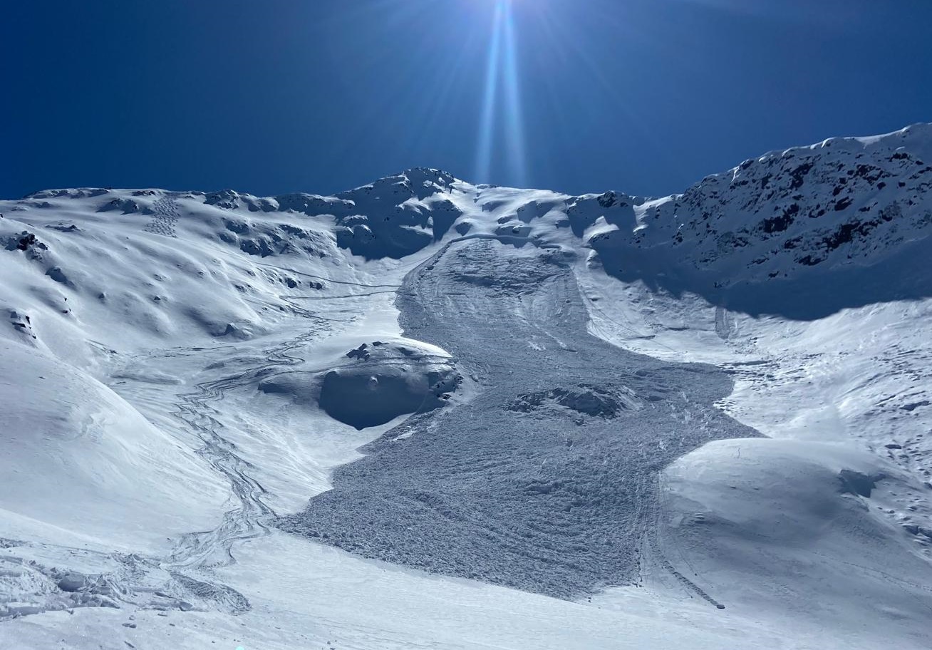 Am 20.03. im Bereich des Hinterbergkofels am Staller Sattel an einem Nordhang auf 2500m fernausgelöste Schneebrettlawine. Auch hier war das Altschneeproblem ursächlich. Beim Lawinenabgang wurde niemand erfasst (©Franz Holzer, 20.03.2025).