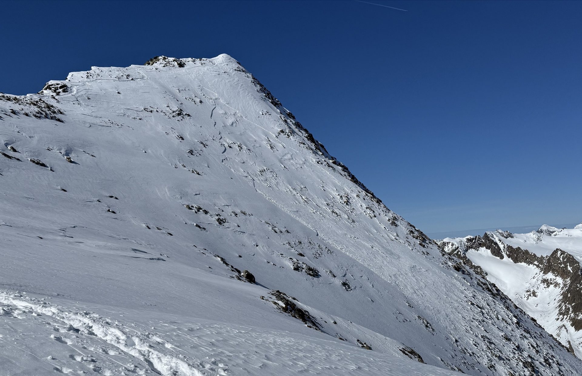 Geringmächtige Schneebrettlawine an der östlichen Seespitze in den Stubaier Alpen. Die Lawine wurde ebenfalls durch Wintersportler fernausgelöst. Hier lagerte Triebschnee im kammnahen extremen Steilgelände auf einer Schicht aus kantigen Kristallen. Solche Gefahrenstellen dürften mit aufkommenden Südföhn am Wochenende etwas häufiger anzutreffen sein (©Niklas Ohnmacht, 20.03.2025).