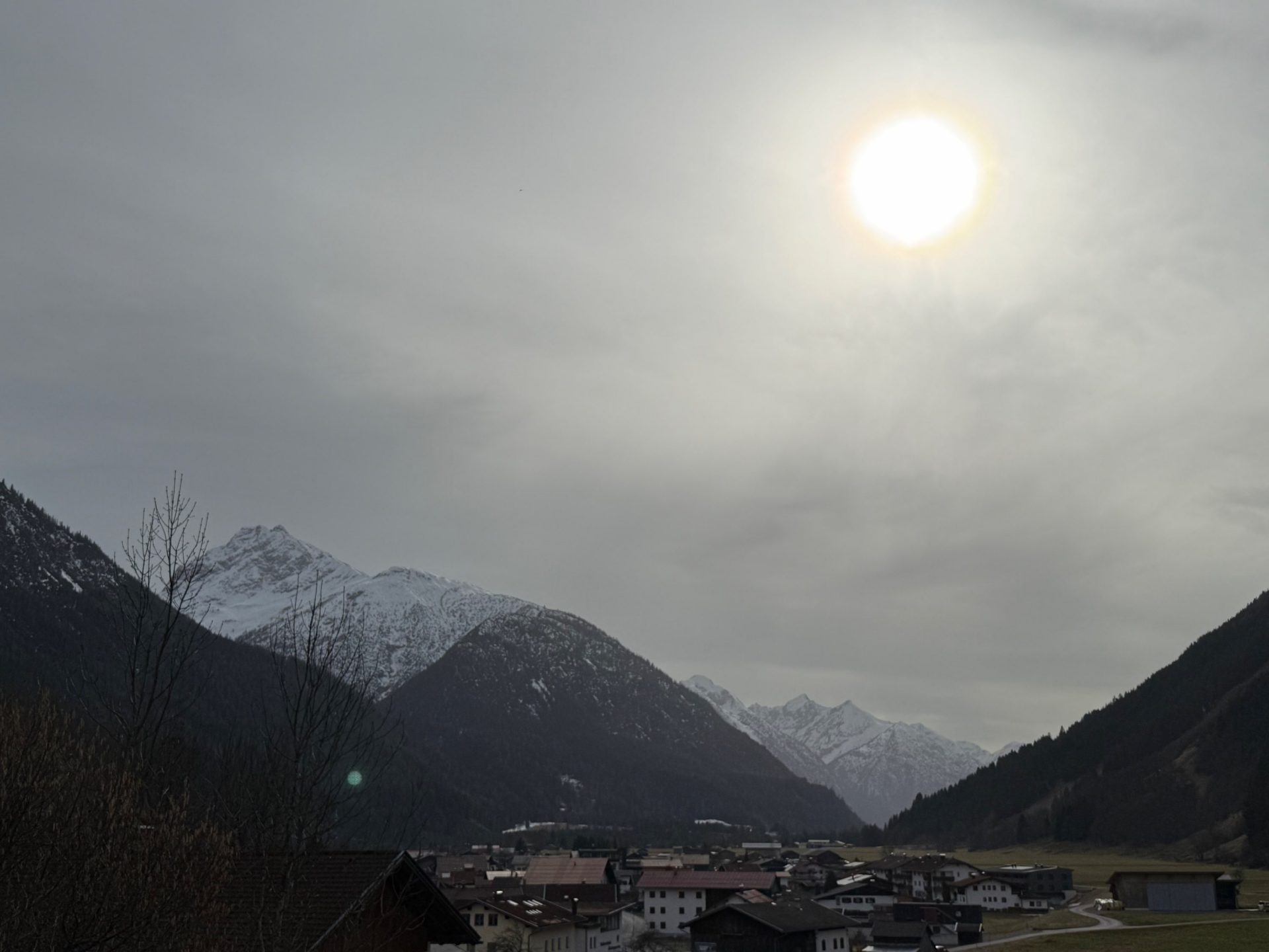 Der leicht bräunlich gefärbte Himmel weist auf Saharastaub in der Luft hin. Lechtal. (© Marvin Kärle, 21.03.2025)