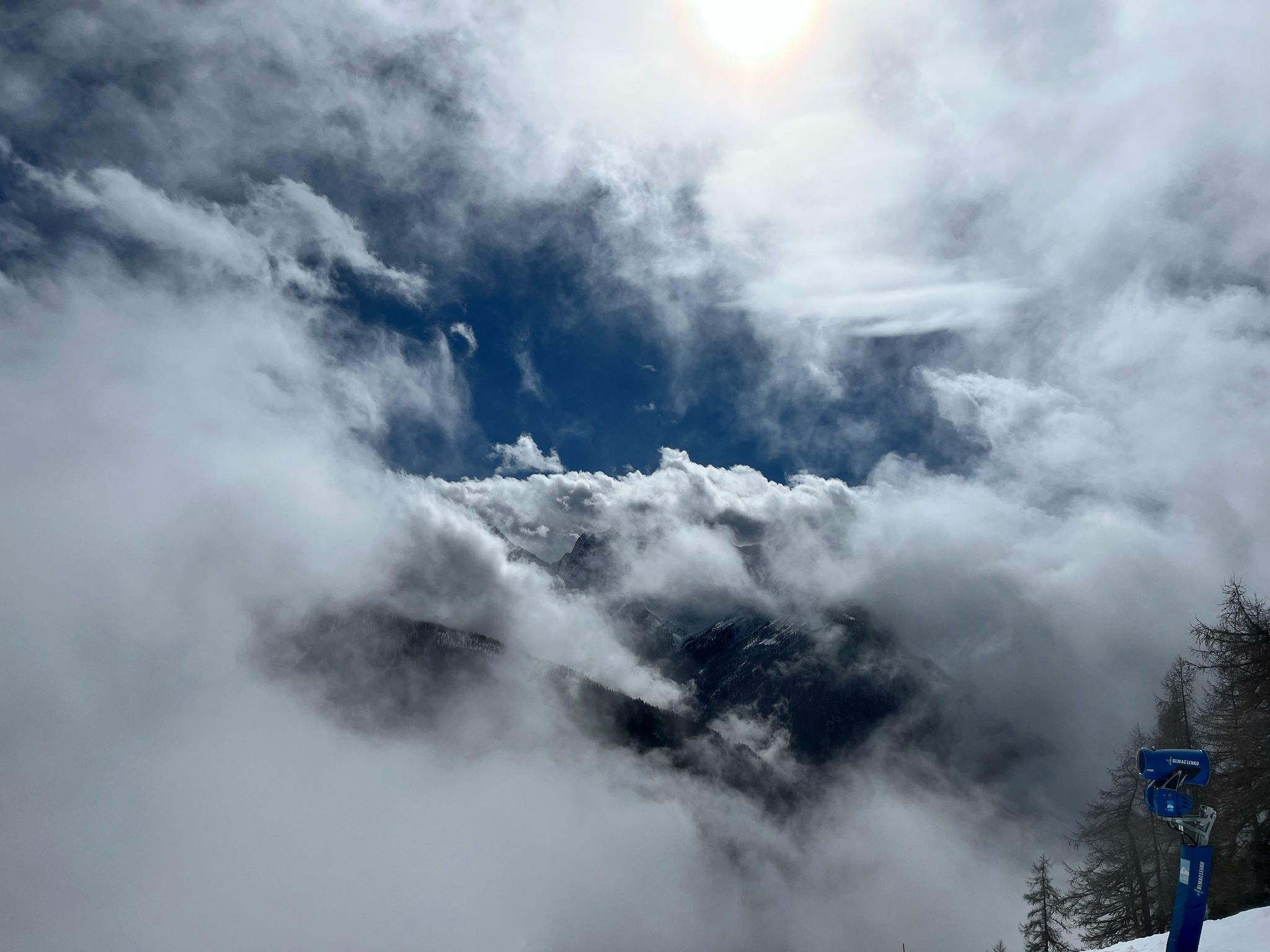 Fortschreitende Durchfeuchtung wird nun eingebremst. Neuschnee v.a. im Norden in Sicht.
