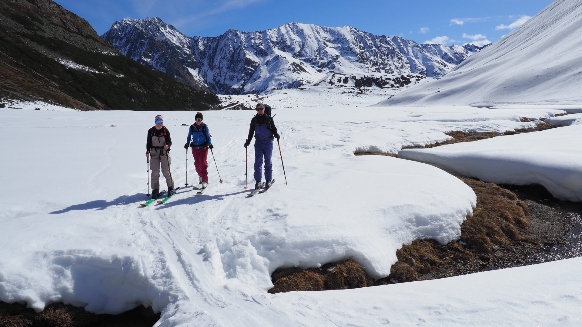 Auch ein Thema im Frühjahr: Schneebrücken über Bachläufen werden kleiner und dünner. Pitztal (© LWD Tirol, 24.03.2025)