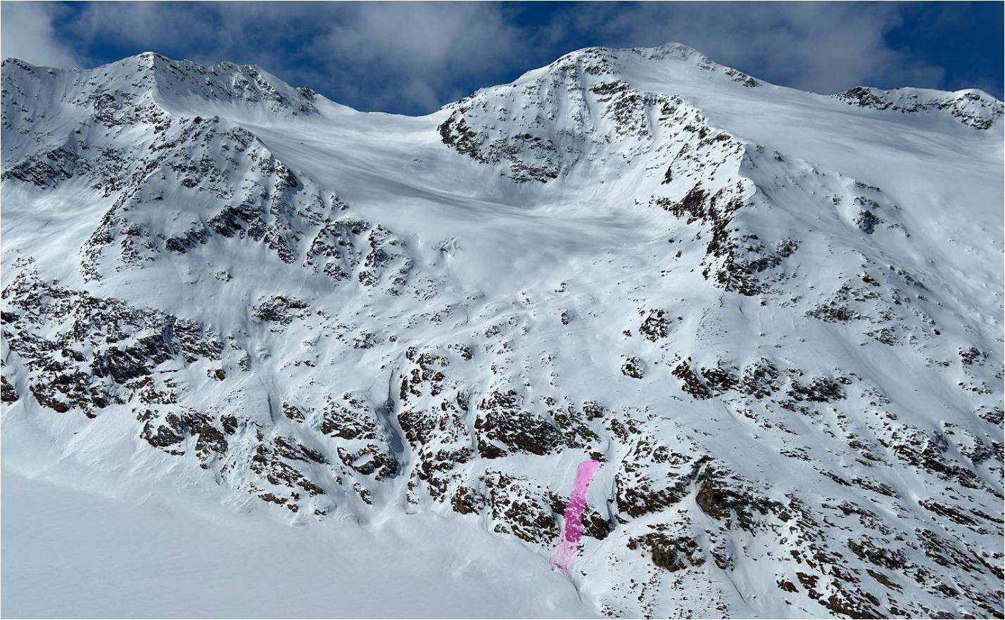 Überblicksfoto der Unfalllawine unterhalb des Schalfkogels (© Alpinpolizei, 24.03.2025)