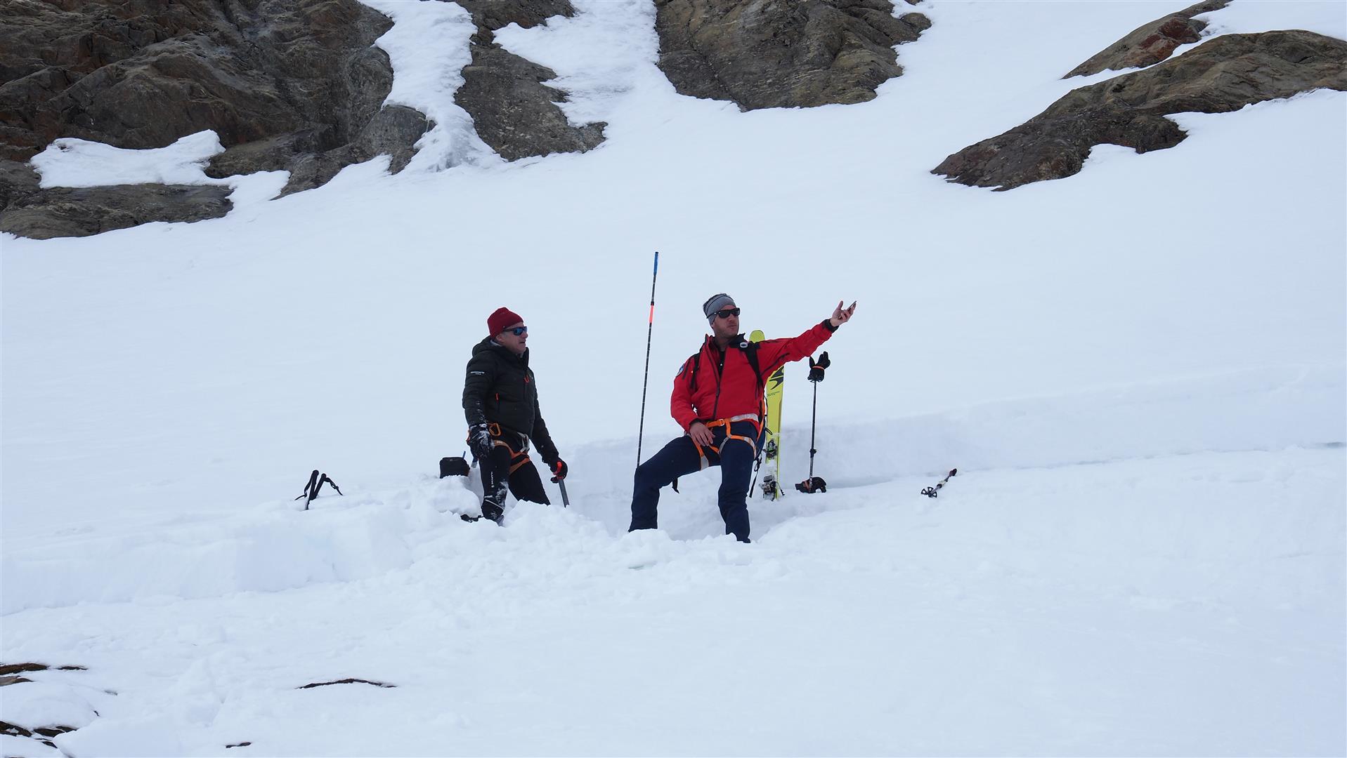 Am Lawinenanriss (© LWD Tirol, 25.03.2025)