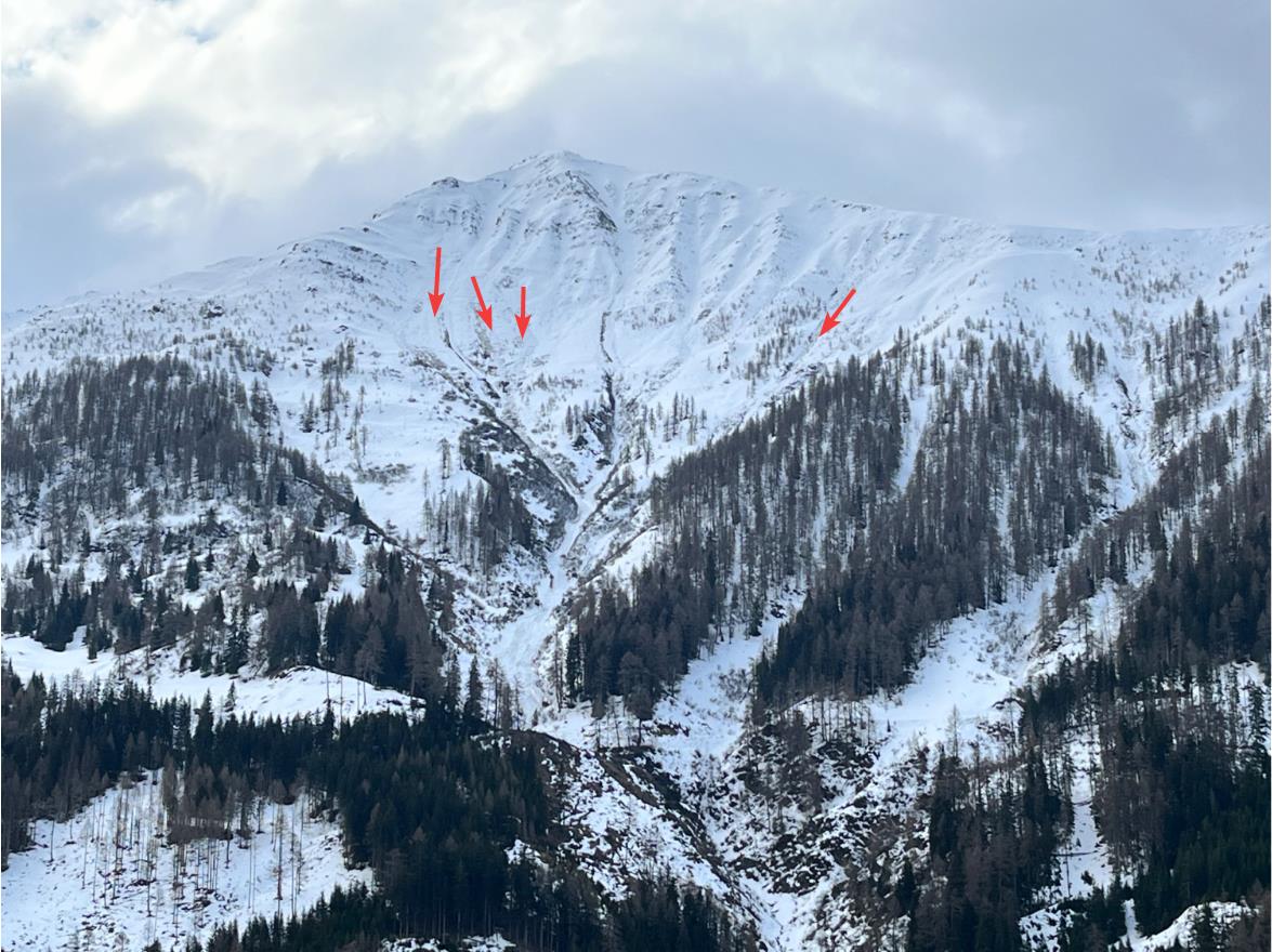Lawinenaktivität aufgrund kurzfristigen Regeneintrags bis etwa 3000m. Schönleitenspitze (2809) in der Schobergruppe. Nordwesthang. (© Anton Riepler, 26.03.2025)