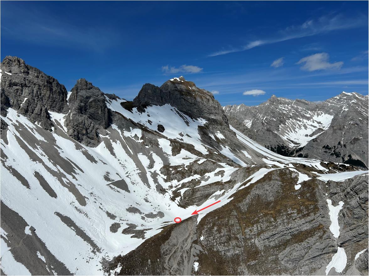 Fundstelle des Opfers und Stoßrichtung der Lawine unterhalb der Arzlerscharte (© Alpinpolizei, 20.04.2025)
