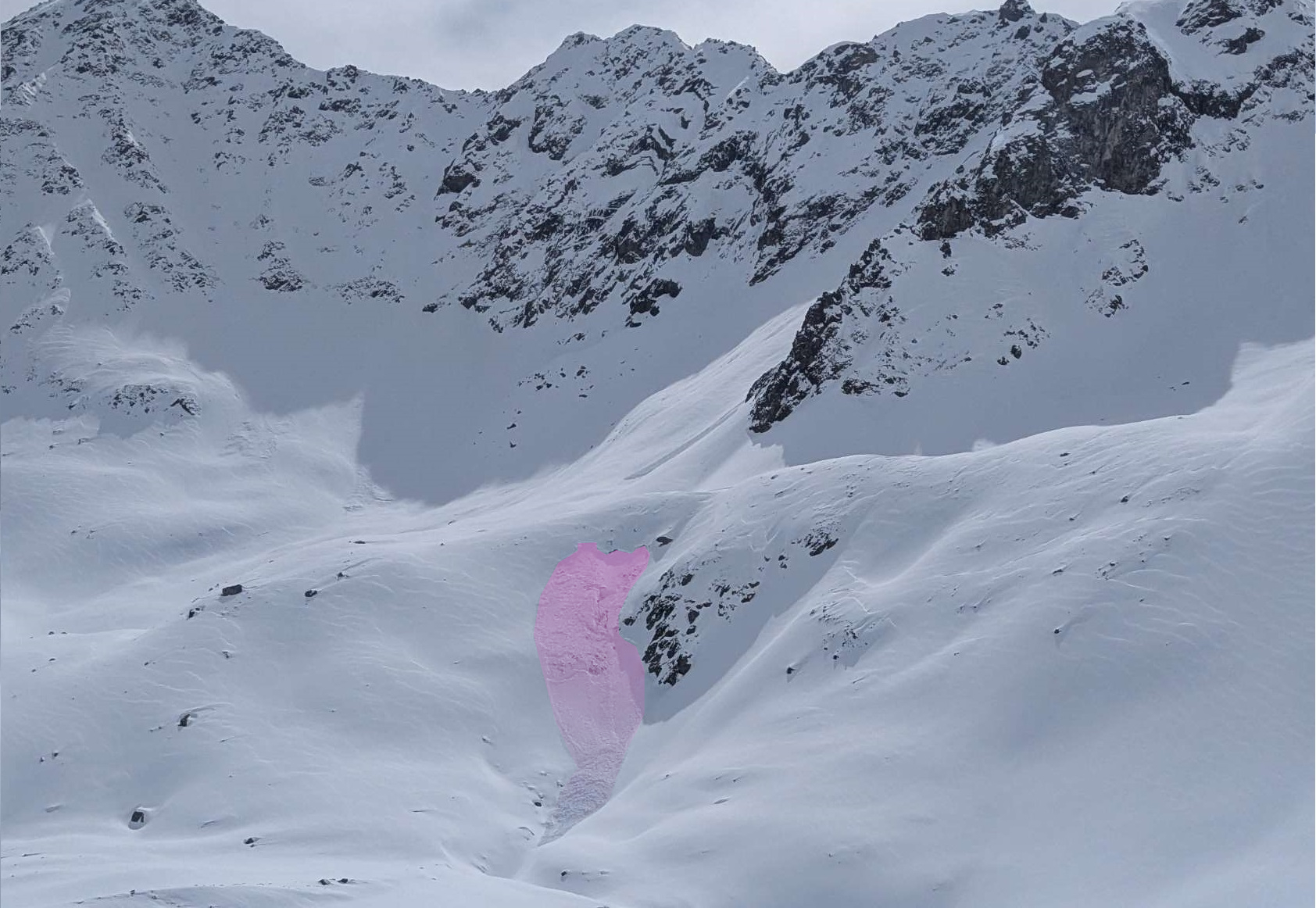 Spontane kleine Schneebrettlawine im Bereich der Rotschragenspitze an einem Nordosthang auf rund 2750m. Hier überlagerte frischer Triebschnee Schwachschichten in der geringmächtigen Altschneedecke. In Regionen mit weniger Neuschnee können Gefahrenstellen von geübten als solche erkannt und gemieden werden (Triebschnee ist als Brett notwendig). In den neuschneereichen Gebieten im Osten ist dies deutlich schwieriger (©Johannes Kapeller, 30.03.2025).