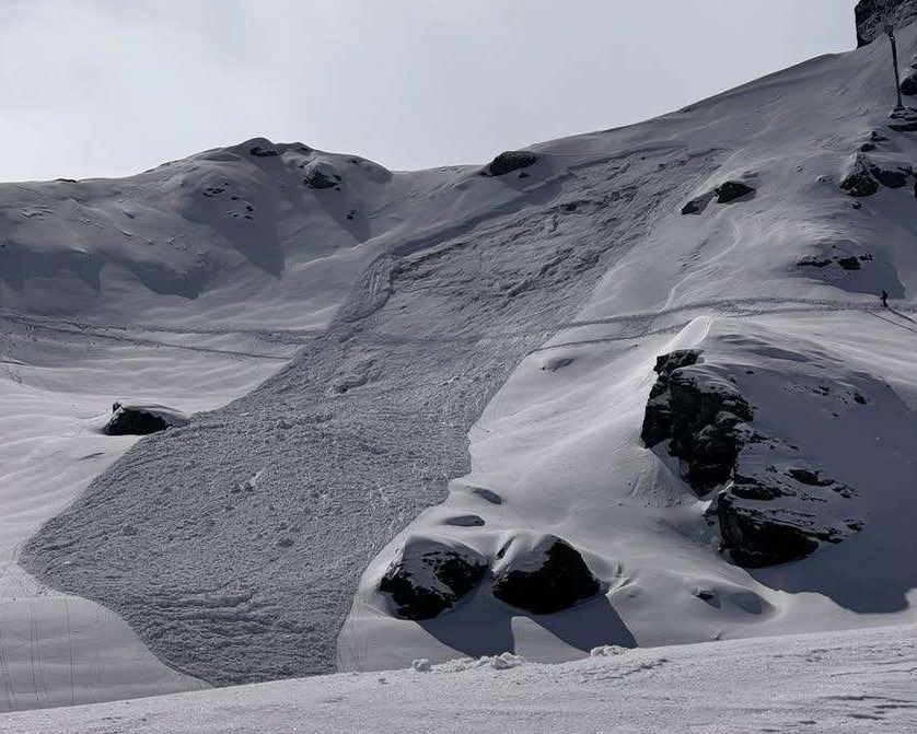 Am Sonntag, 30.03. personenausgelöste, mittelgroße Schneebrettlawine am Pfaffenbichl in den Tuxer Alpen. Diese Schneebrettlawine wurde im schwachen Altschneefundament ausgelöst (©Oskar, 30.03.2025).