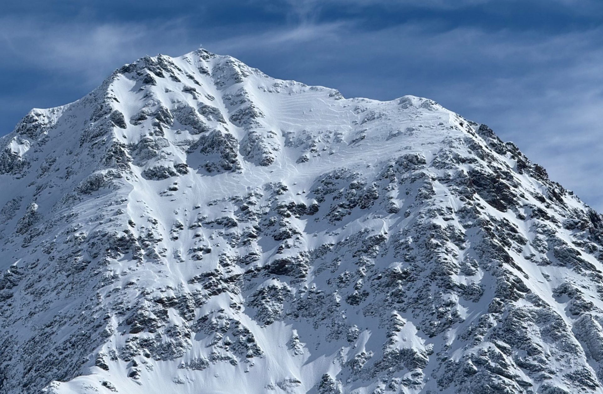 Windzeichen an den westlichen Abhängen des Linken Fernerkogels (3277m; ©Marvin Kärle, 30.03.2025).
