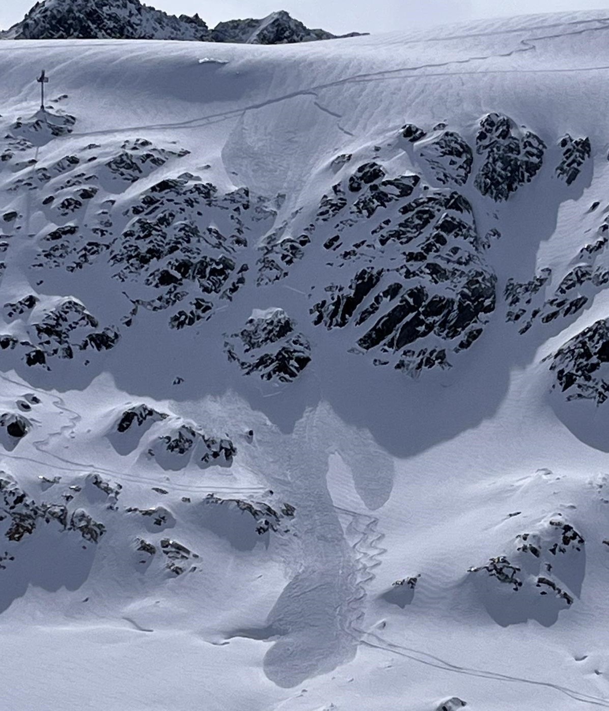 Kurzlebige Schwachschichten im Neu- und Triebschneepaket bleiben in den kommenden Tagen besonders im sehr steilen, schattigen Gelände störanfällig. Im Bild eine mittelgroße von Skifahrern ausgelöste Schneebrettlawine vom 30.03. an einem Nordhang auf ca. 3000m am Rettenbachferner in den Ötztaler Alpen. Es wurde niemand mitgerissen oder erfasst (©Tobias Holzknecht, 30.03.2025).