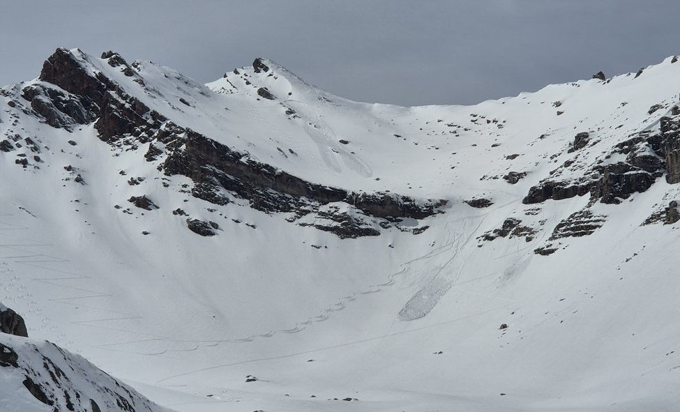 Ebenfalls im Neuschnee ausgelöste, kleine Schneebrettlawinen an den Osthängen zwischen 2450m und 2650m unterhalb des Rotkopfs in den Lechtaler Alpen (©Andreas Knabl, 30.03.2025).