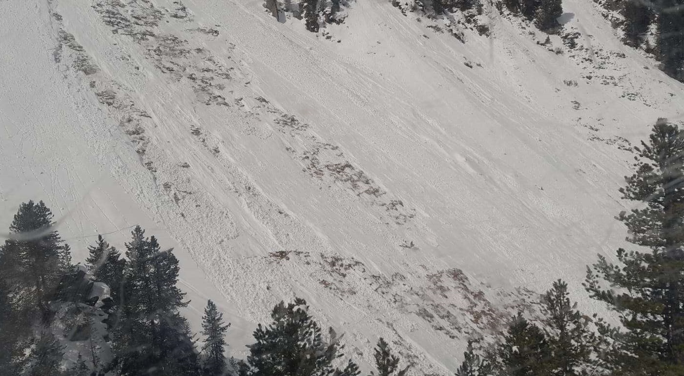 Spontane Lockerschneelawinen können in der Sturzbahn den teils bis zum Boden hin durchnässten Schnee mitreißen und dadurch gefährlich groß werden (©Andreas Kindl, 30.03.2025).