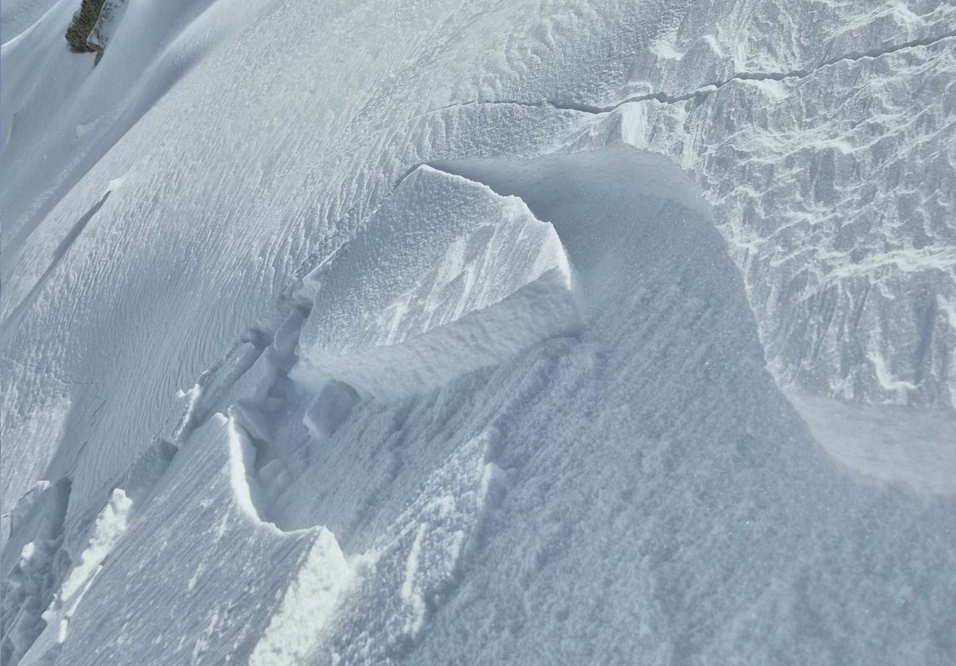 Auch von einem gebundenen Brett überlagerter, lockerer Neuschnee stellt eine mögliche (kurzlebige) Schwachschicht für Schneebrettlawinen dar (©Christoph Pfeifer, 01.04.2025).