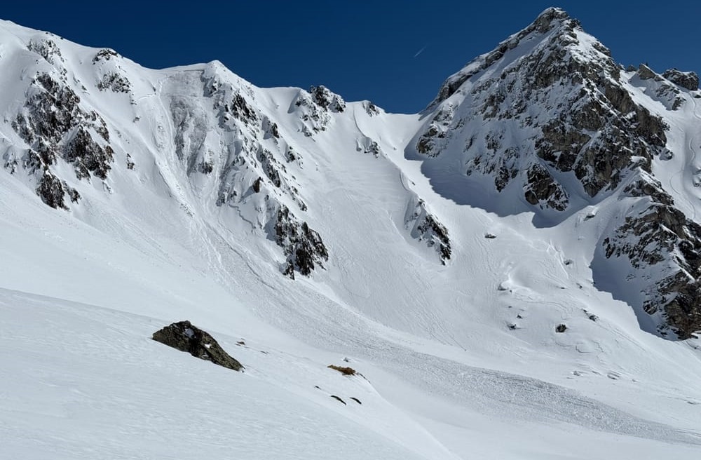 Mittelgroße, von Personen am Mittwoch, 02.04. ausgelöste Schneebrettlawine an einem extrem steilen Westhang auf rund 2500m an der Grauen Spitze in den Östlichen Tuxer Alpen. Hier war eine aufgebaute Schwachschicht im unteren Teil der Altschneedecke für den Lawinenabgang maßgeblich (©Daniel Geisler, 02.04.2025).