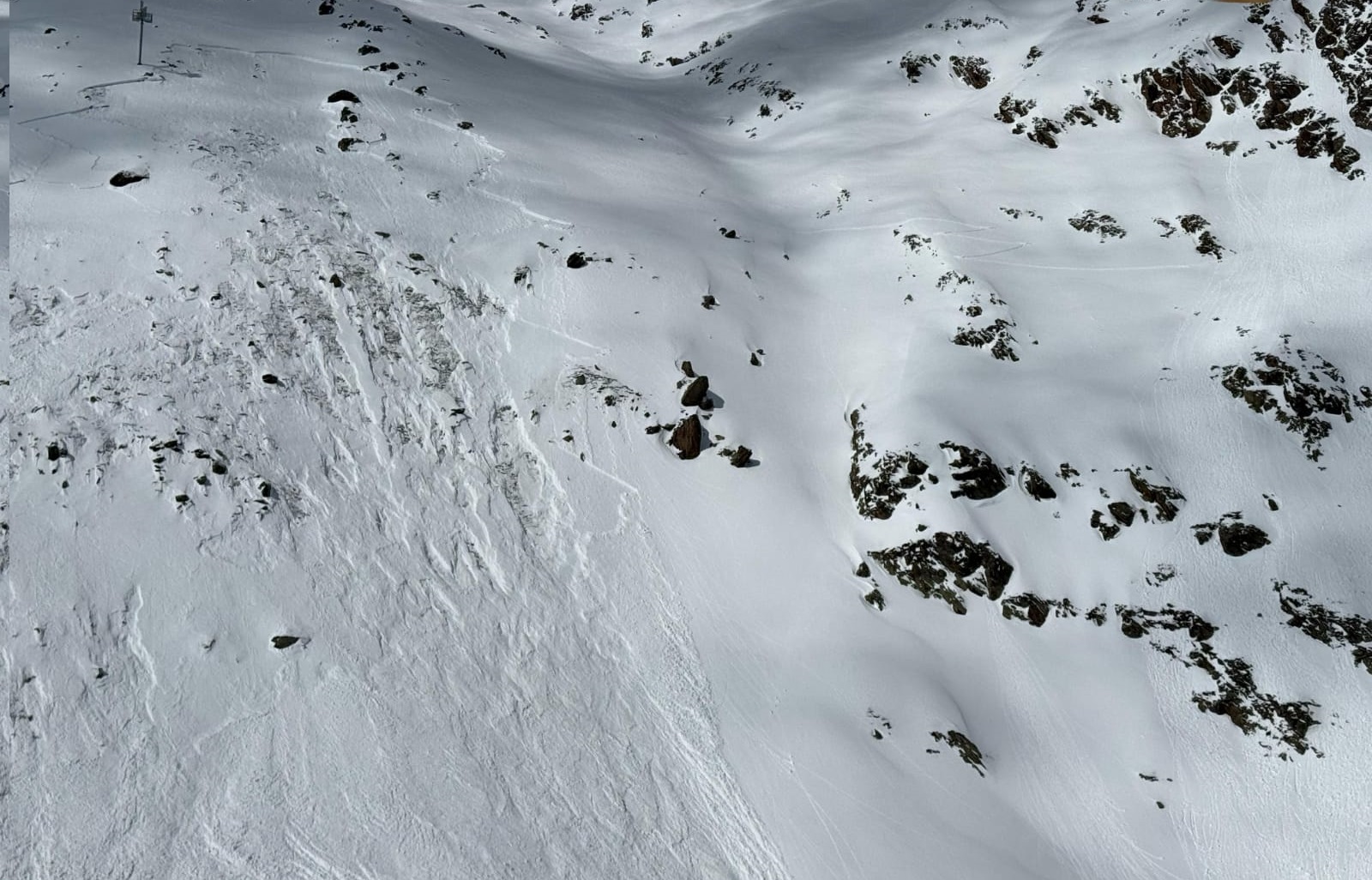 Von einem Skitourengeher im Aufstieg am 02.04. ausgelöste Schneebrettlawine an einem sehr steilen Osthang auf rund 2700m unterhalb des Rosskirpls im Nahbereich des Skigebiets Sölden. Auch diese mittelgroße Schneebrettlawine wurde im schwachen Altschnee ausgelöst (©Florian Wechselberger, 02.04.2025).