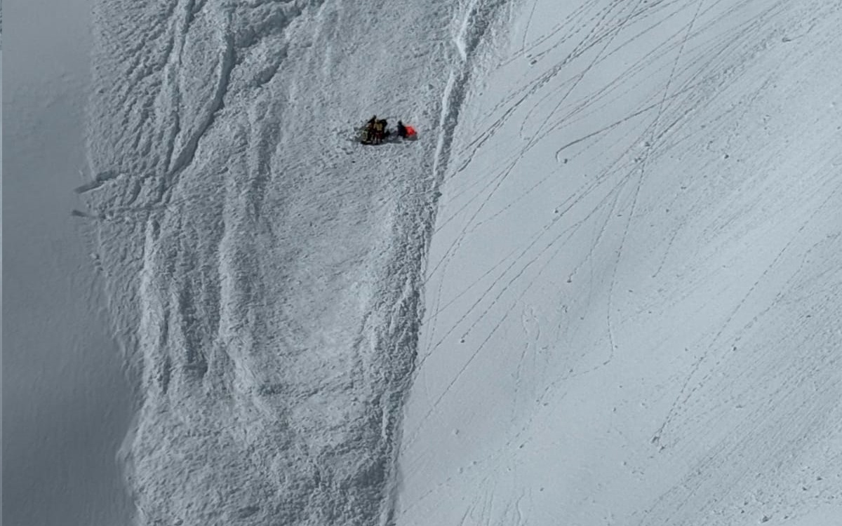 Eine Person wurde von der Lawine am Rosskirpl rund 80m mitgerissen und teilverschüttet. Sie erlitt Verletzungen unbestimmten Grades (©Florian Wechselberger, 02.04.2025).